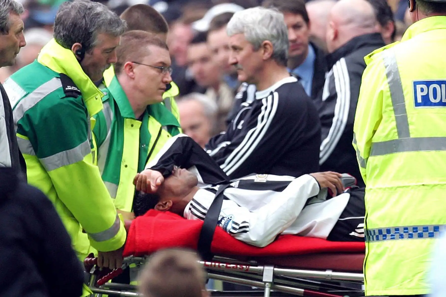 Nolberto Solano, del Newcastle United, se estira desde el campo durante su partido de fútbol de la Premiership inglesa contra el Chelsea en St James