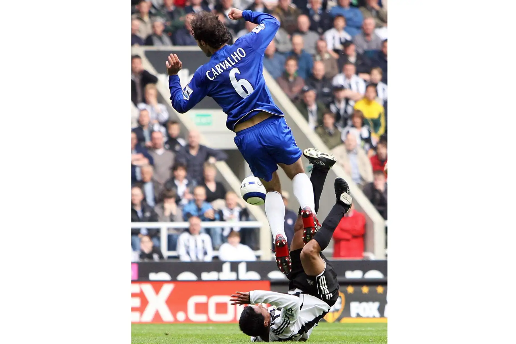 Nolberto Solano, del Newcastle United, y Ricardo Calrvalho, del Chelsea, compiten en su partido de fútbol de la Premiership inglesa en St James