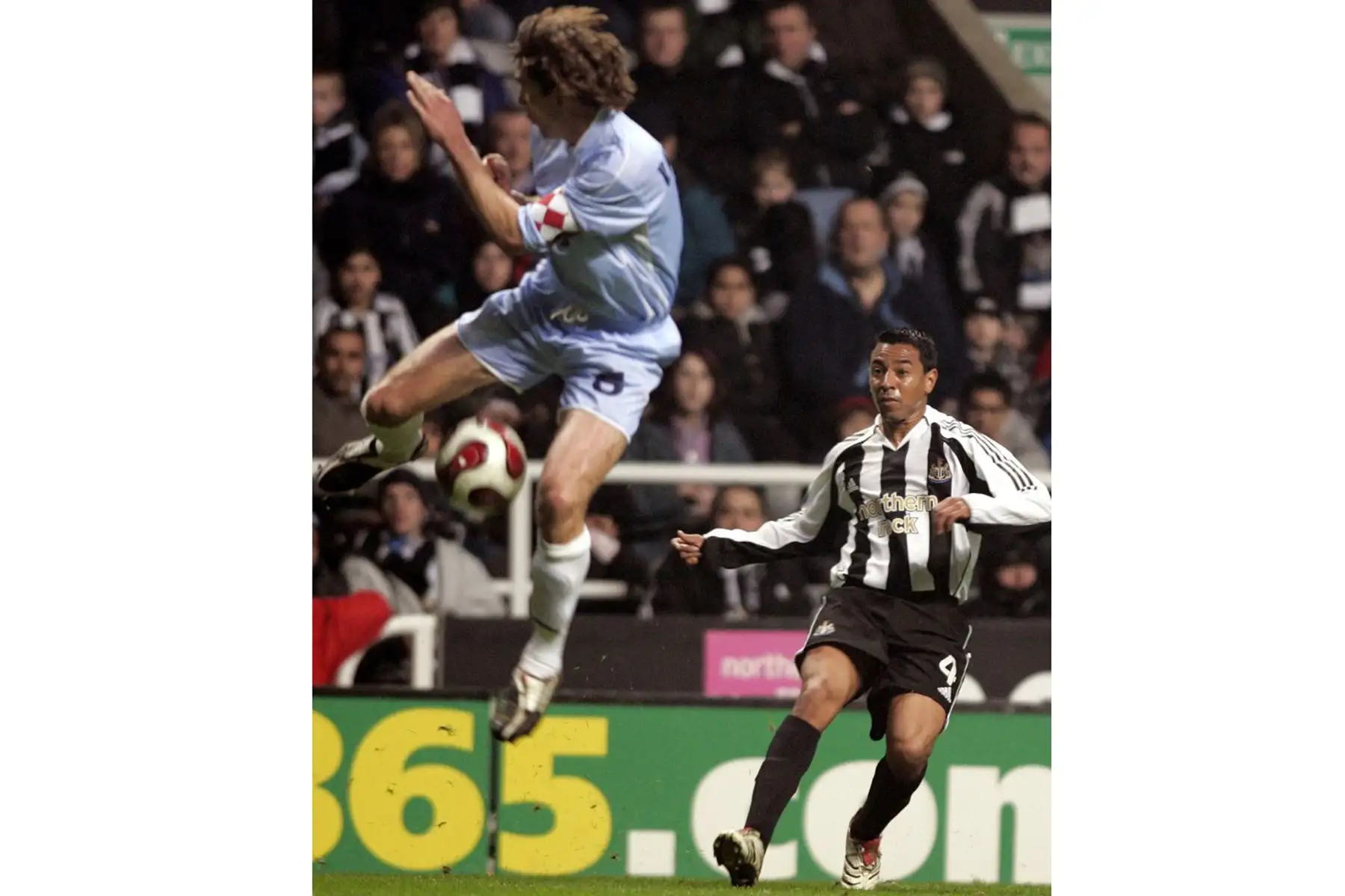 Nolberto Solano del Newcastle dispara a portería ante el capitán del Zulte Waregem, Ludwin Van Nieuwenhuyze, durante el partido de fútbol de vuelta de la primera ronda de la Copa de la UEFA disputado en St James
