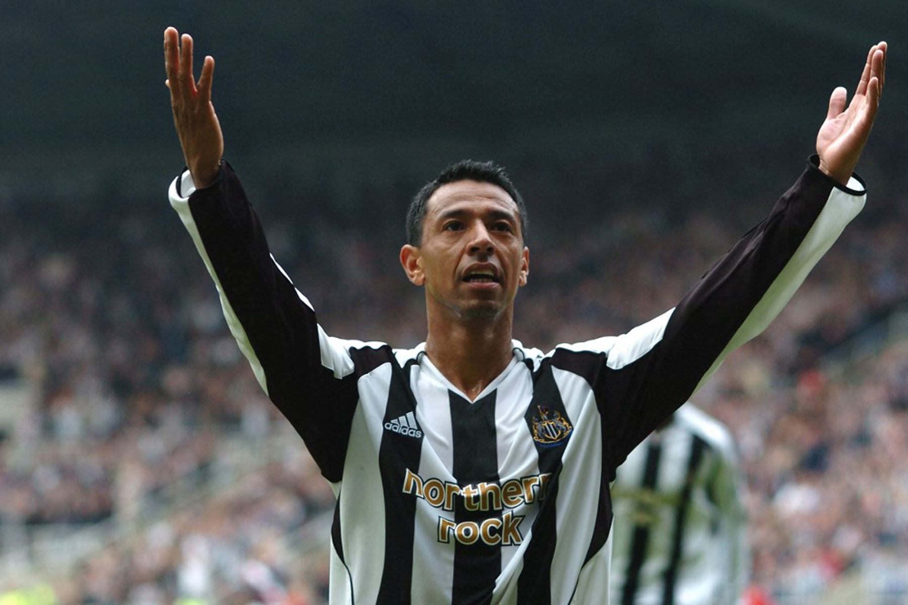 Nolberto Solano del Newcastle United celebra su gol contra el West Bromwich Albion en la Premiership inglesa en St James Park, Newcastle, el 22 de abril de 2006.
Foto: AFP