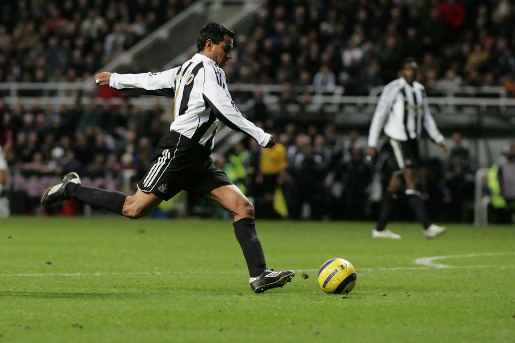 Nolberto Solano de Newcastle dispara el único gol del partido contra el Arsenal durante su partido de Premiership Barclays entre Newcastle United y Arsenal en St. James Park el 10 de diciembre de 2005 en Newcastle.
Foto: AFP