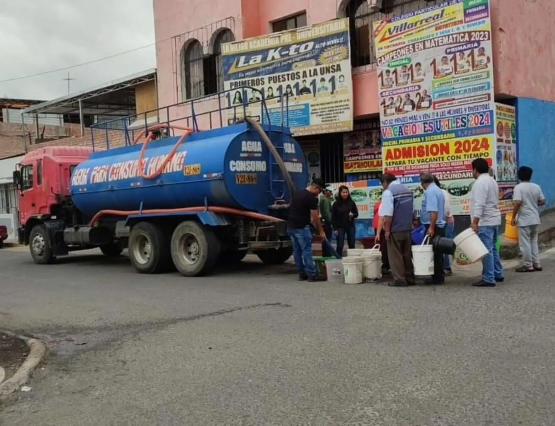 Para contrarrestar la falta de agua potable en varios distritos de Arequipa, Sedapar destina varios camiones cisternas a fin de abastecer a la población.