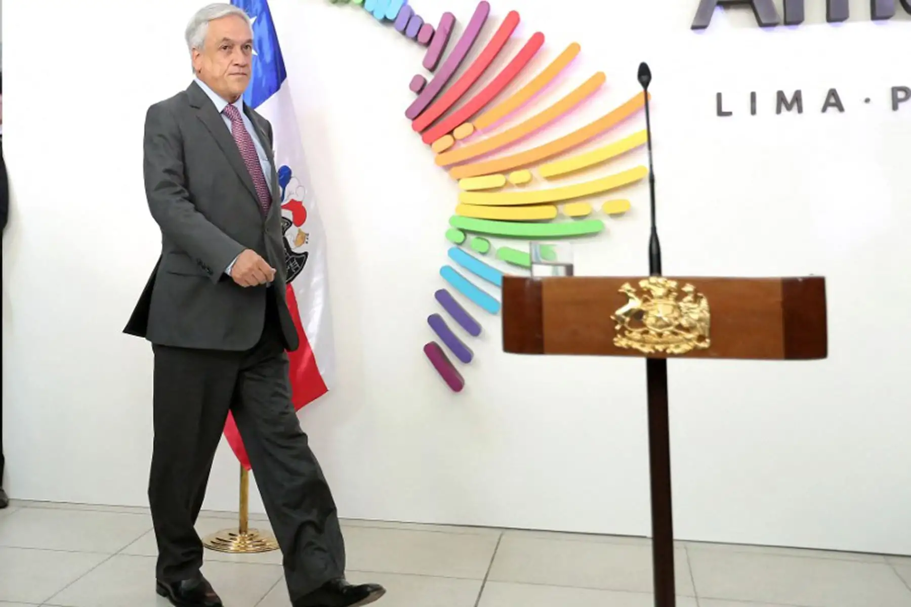 El presidente de Chile, Sebastián Piñera, llega para dar una conferencia de prensa durante la Octava Cumbre de las Américas en Lima, el 14 de abril de 2018.
Foto: AFP