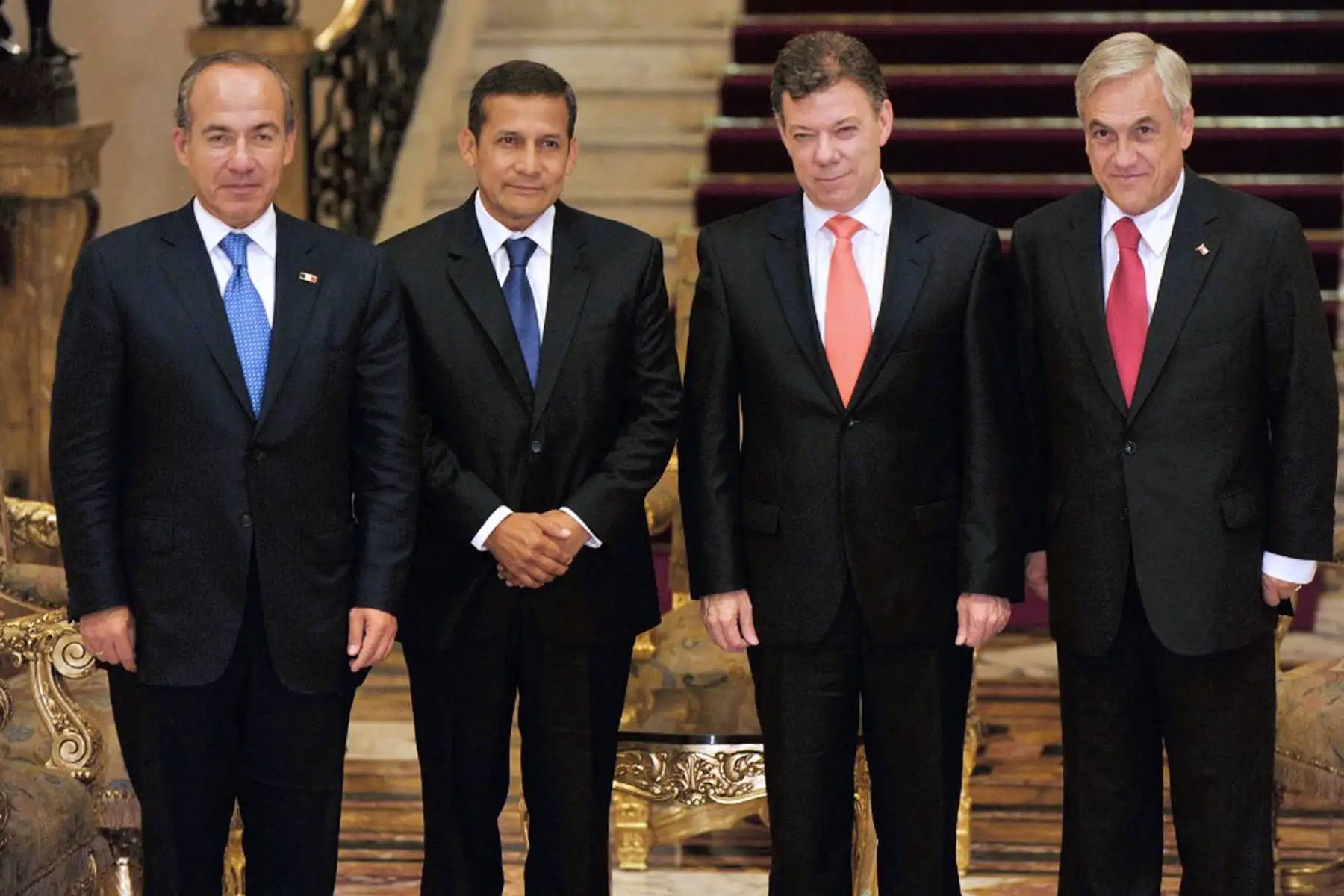El candidato presidencial peruano por el partido Gana Perú, el comandante retirado del ejército Ollanta Humala , junto al presidente mexicano Felipe Calderón, el presidente colombiano Juan Manuel Santos  y el presidente chileno Sebastián Piñera, durante el " Cumbre de Integración Profunda” celebrada en Lima el 28 de abril de 2011. 
Foto: AFP