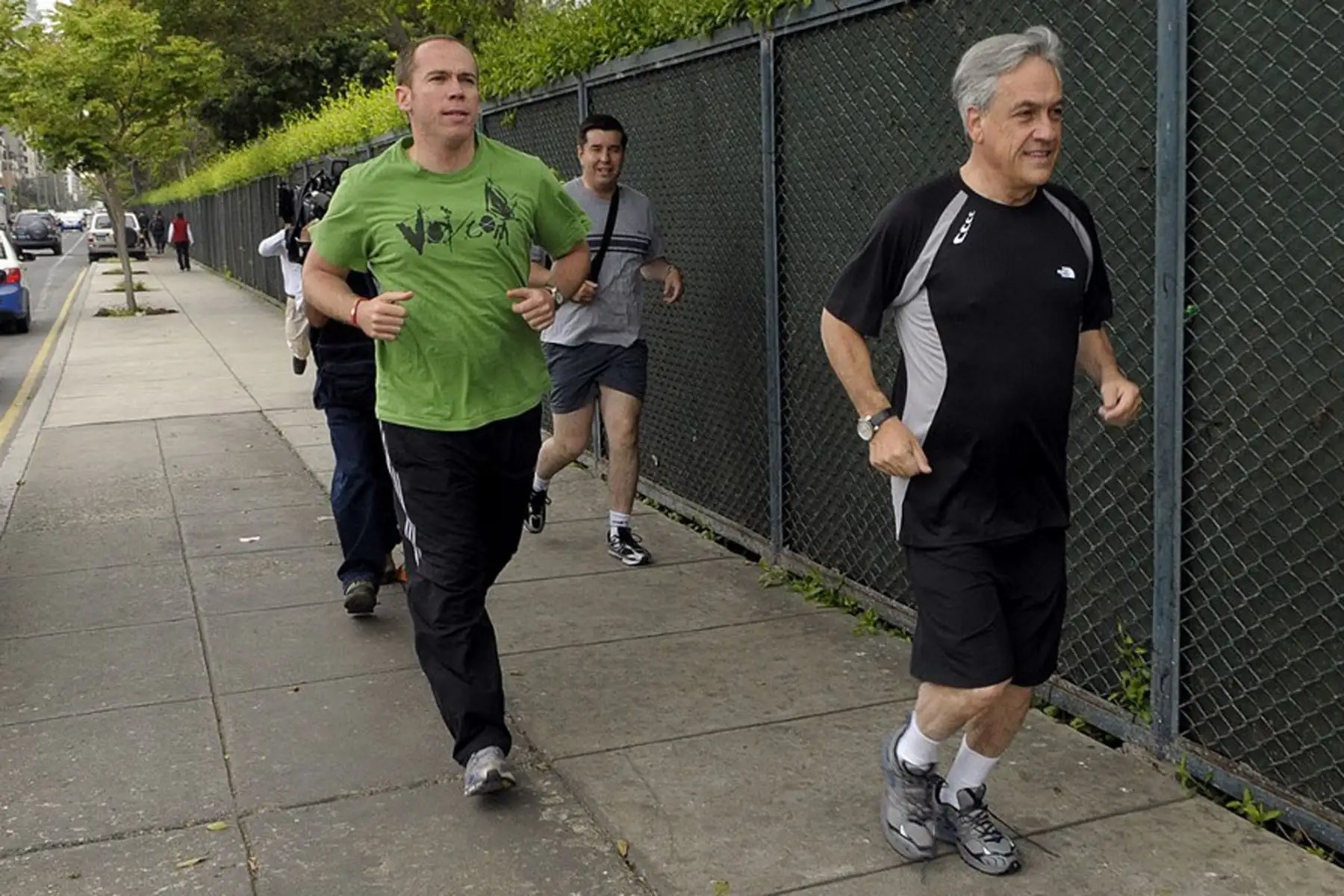 El presidente chileno Sebastián Piñera, mientras hace jogging el 25 de noviembre de 2010 en Lima. Piñera se encuentra en Perú para reunirse con su homólogo peruano Alan García. 
Foto: AFP