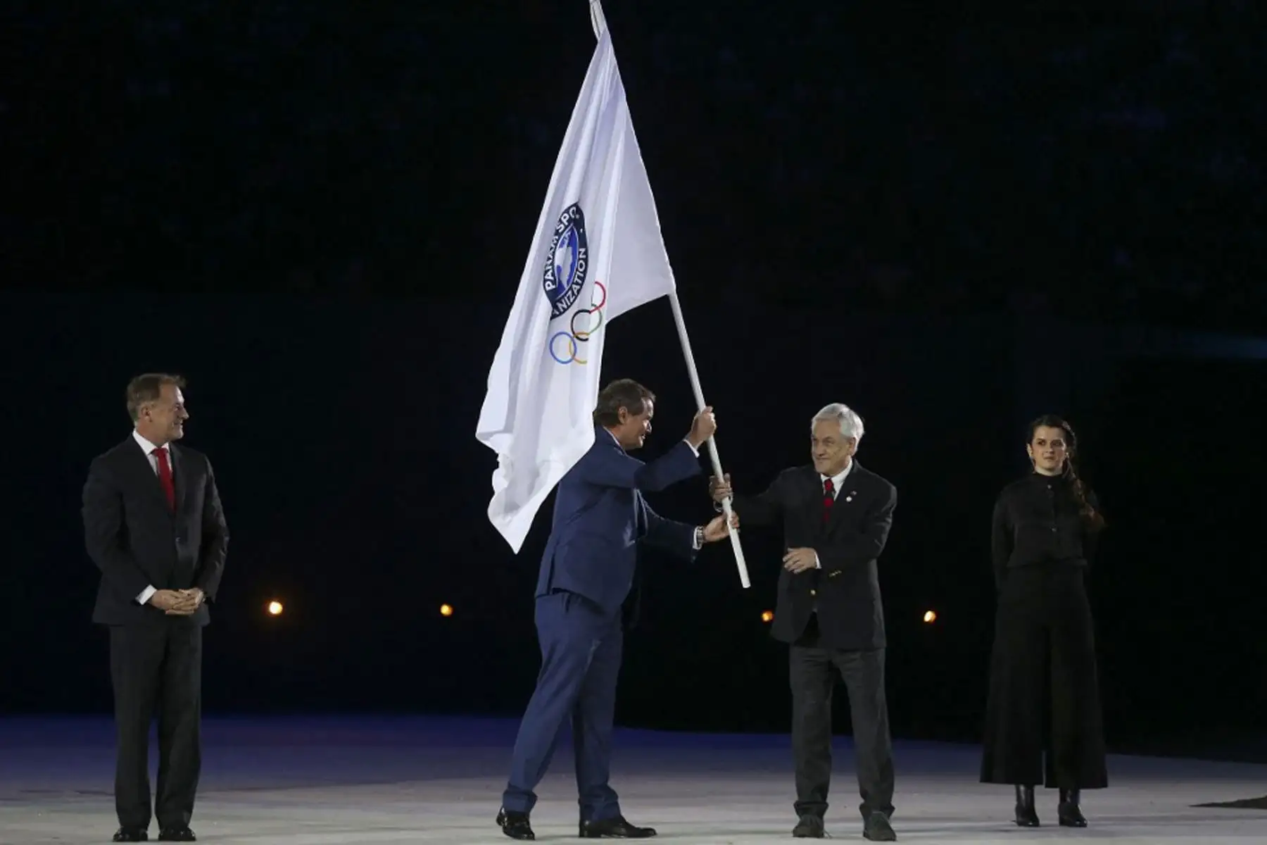 El presidente de Panam Sports, el chileno Neven Ilic , entrega la bandera de los Juegos Panamericanos al presidente de Chile, Sebastián Piñera, durante la ceremonia de clausura de los Juegos Panamericanos Lima 2019 en Lima el 11 de agosto de 2019. 
Foto: AFP