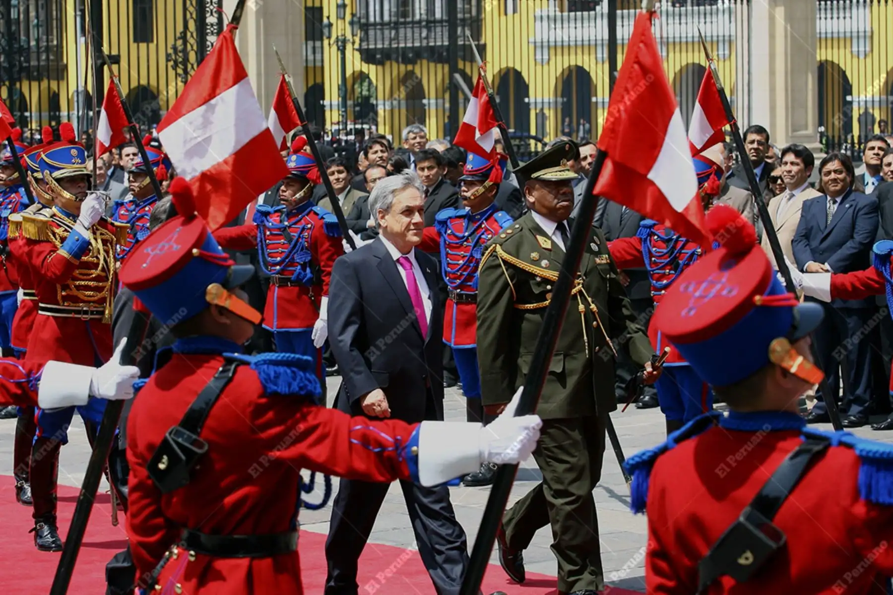 Lima - 25 noviembre 2010 / El presidente de Chile, Sebastián Piñera, recibe honores de los Húsares de Junín a su llegada a Palacio de Gobierno. Foto: Diario Oficial El Peruano / Víctor Palomino