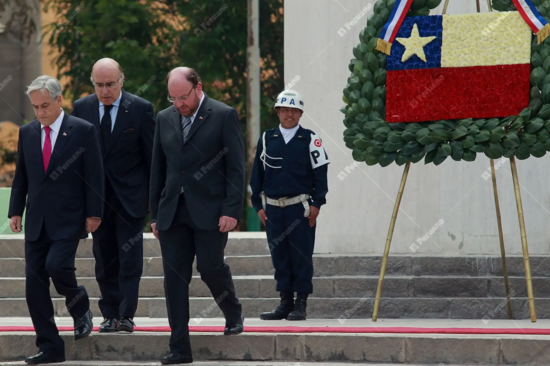 Lima - 25 noviembre 2010 / El presidente de Chile, Sebastián Piñera,  deposita una ofrenda
floral ante el monumento a los Precursores y Próceres de la Independencia, en Jesús María. Foto: Diario Oficial El Peruano / Alberto Orbegoso