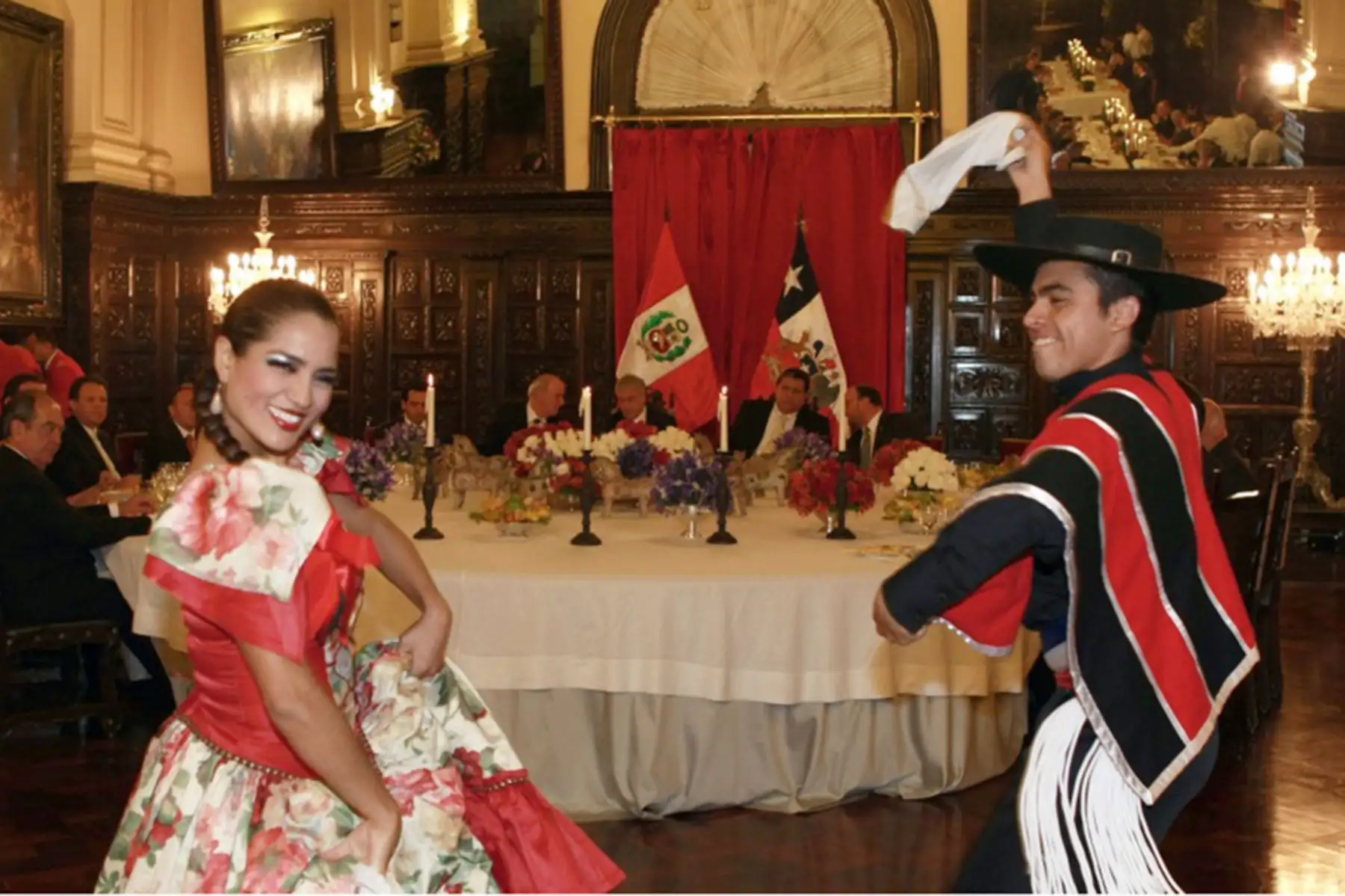 Lima - 25 noviembre 2010 / Durante la cena ofrecida en el Gran Comedor de la Casa de Gobierno, Alan García Pérez y Sebastián Piñera Echenique observaron bailes típicos del Perú y Chile, como la cueca y una marinera norteña, presentada por los integrantes del Elenco Nacional del Folclore. Foto: Presidencia Perú
