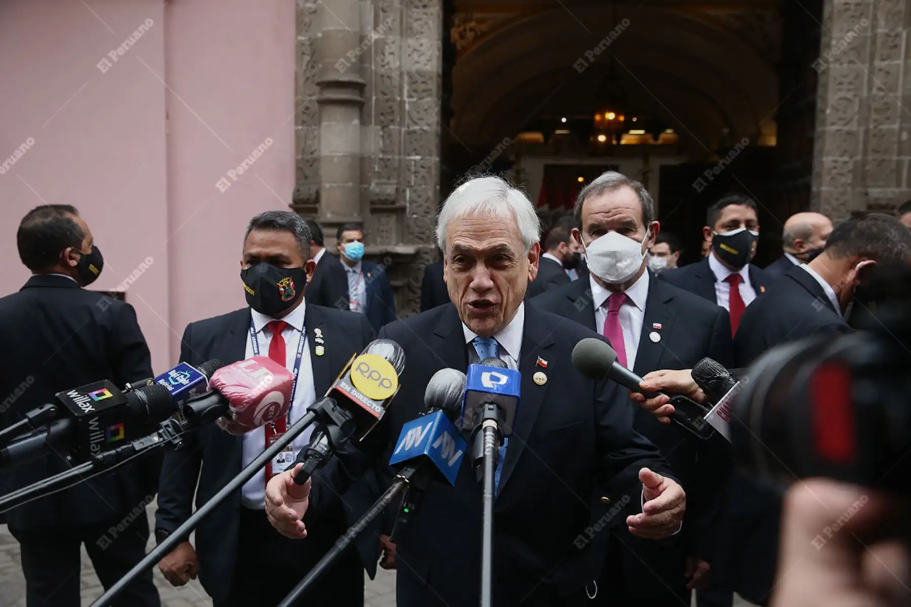 Lima - 28 julio 2021 / El presidente de Chile, Sebastián Piñera, declara a la prensa a su salida de la Cancillería.  Piñera asiste  a la ceremonia de posesión de Pedro Castillo como mandatario peruano en la sede del Congreso. Foto: Diario Oficial El Peruano / Vidal Tarqui