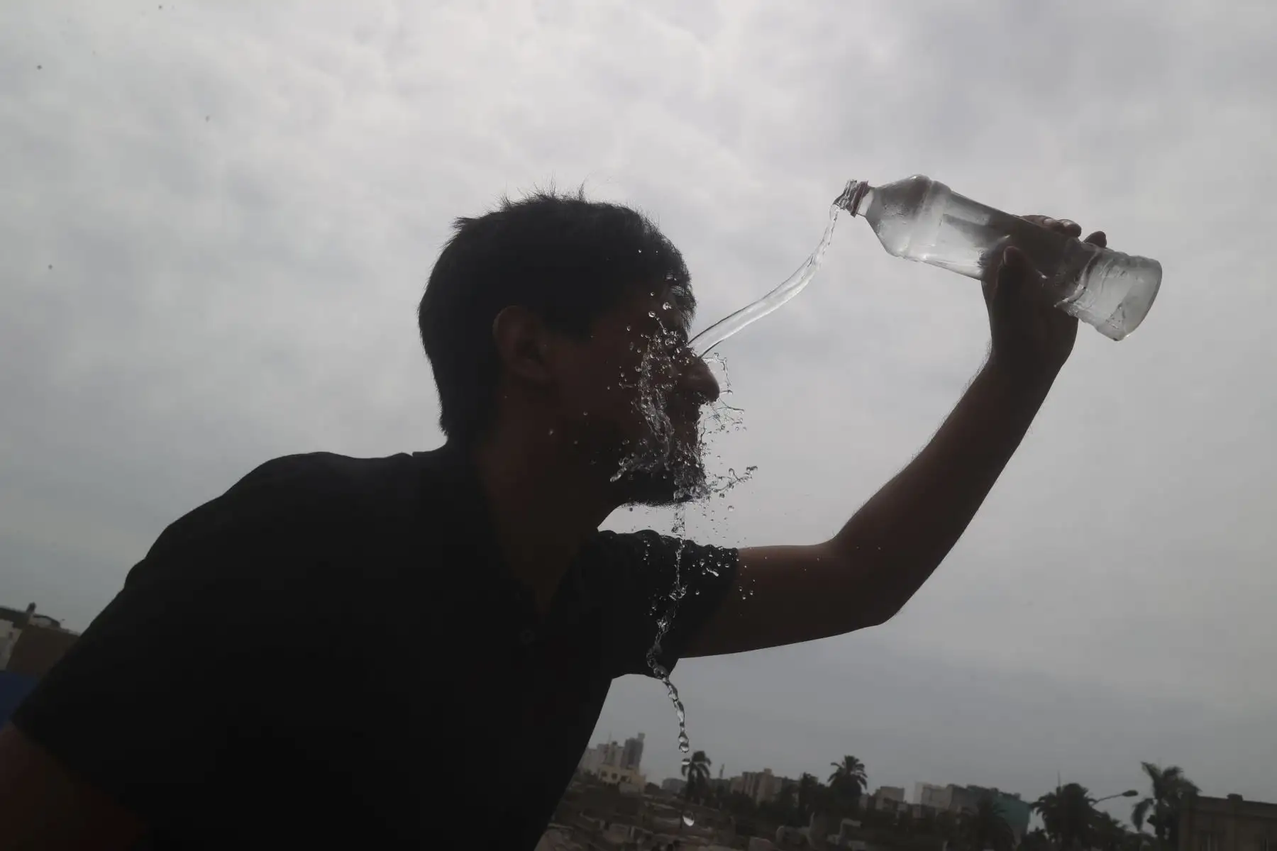 El Servicio Nacional de Meteorología e Hidrología del Perú (Senamhi) informó, a través de su cuenta de X, que Lima registró el martes 27 de enero el día más caluroso del año y del verano 2026. Distritos alejados del mar soportaron hasta seis horas con temperaturas superiores a 30 grados. Las estaciones de La Molina y Carabayllo reportaron valores entre 30 y 33 grados entre las 10:00 y 16:00 horas. Foto: ANDINA/Juan Carlos Guzmán Negrini