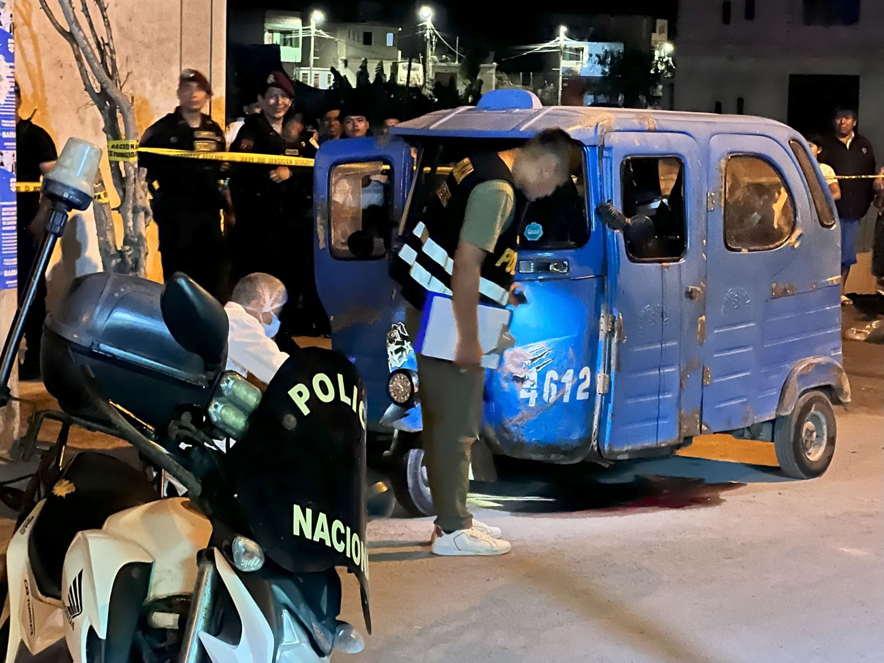 Policía investiga crimen de mototaxista quien murió acribillado anoche en Barrancas tras un presunto ataque de sicario. Foto: Paul Reyes