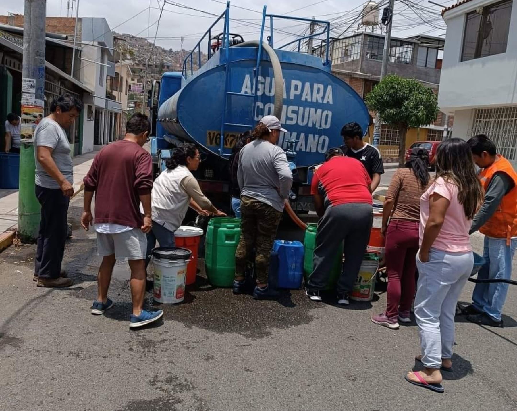 Arequipeños forman largas colas para obtener agua potable en camiones cisternas (imagen de archivo). Foto: ANDINA/Difusión