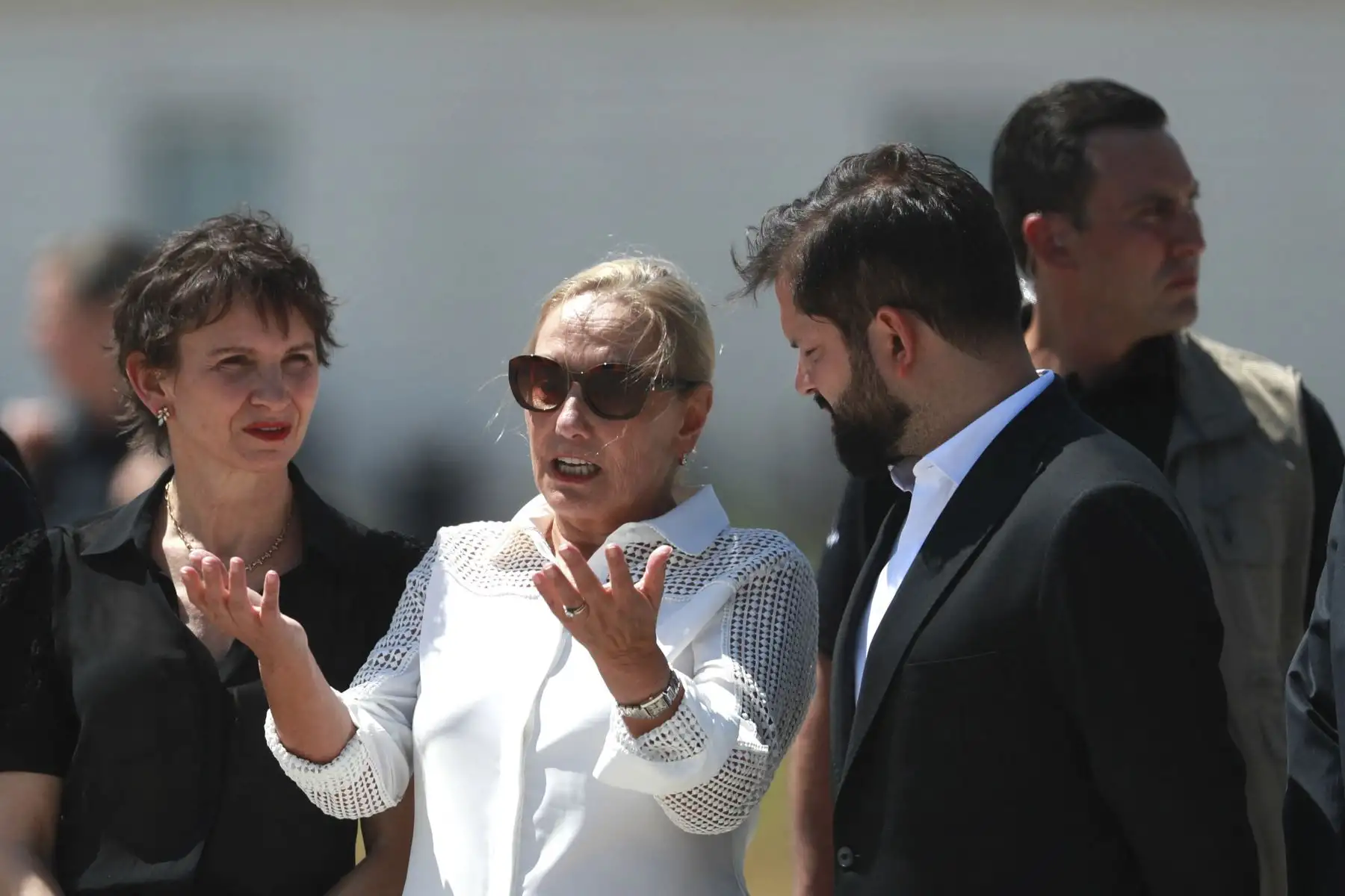 El presidente de Chile, Gabriel Boric, conversa con Cecilia Morel, viuda del ex presidente chileno Sebastián Piñera, mientras asiste al aeropuerto de Pudahuel acompañada de familiares para recibir el ataúd con el cuerpo de su esposo. Foto: ANDINA/AFP