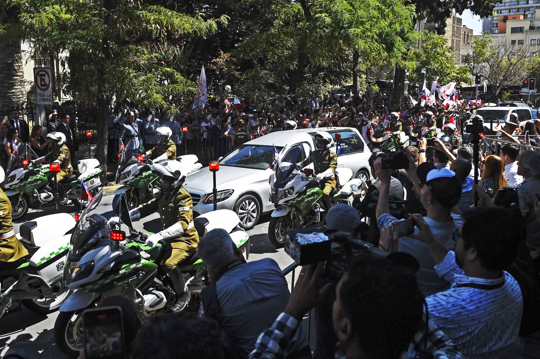 La policía de Carabineros de Chile escolta el vehículo que transporta el cuerpo del ex presidente chileno Sebastián Piñera afuera del Palacio del Congreso Nacional en Santiago. Foto: ANDINA/AFP