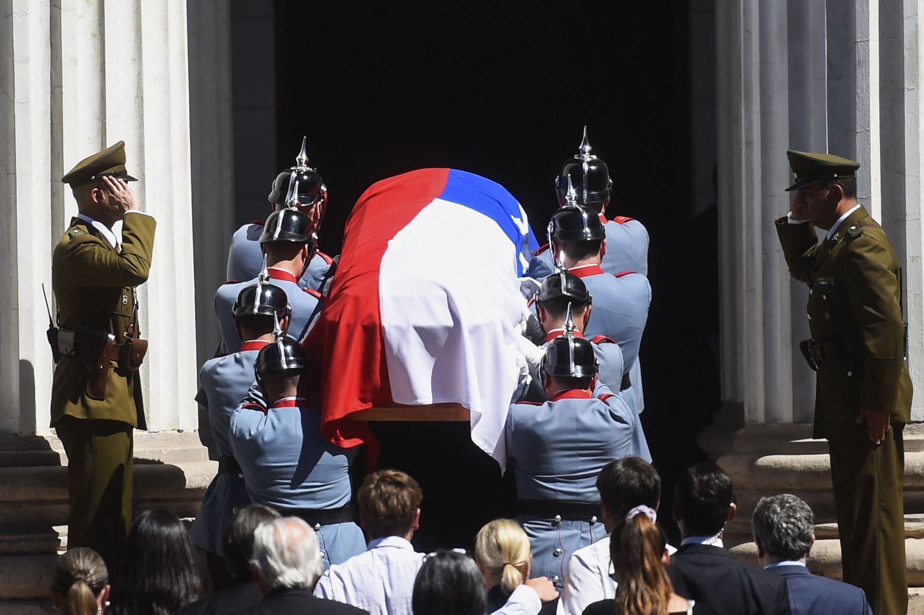 El Regimiento de Escolta Presidencial nº 1 "Granaderos" escolta el ataúd con el cuerpo del ex presidente chileno Sebastián Piñera frente al Palacio del Congreso Nacional en Santiago. Foto: ANDINA/AFP