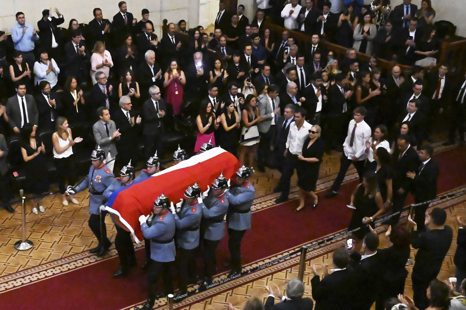 El Regimiento de Escolta Presidencial No. 1 "Granaderos" escolta el ataúd con el cuerpo del ex presidente chileno Sebastián Piñera en el Palacio del Congreso Nacional en Santiago. Foto: ANDINA/AFP