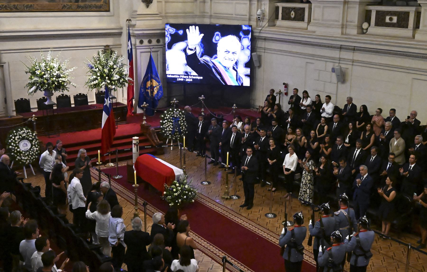 El difunto ex presidente chileno Sebastián Piñera se encuentra en estado en el Palacio del Congreso Nacional en Santiago. quién murió un día antes cuando el helicóptero estaba pilotando se estrelló en un lago. Foto: ANDINA/AFP