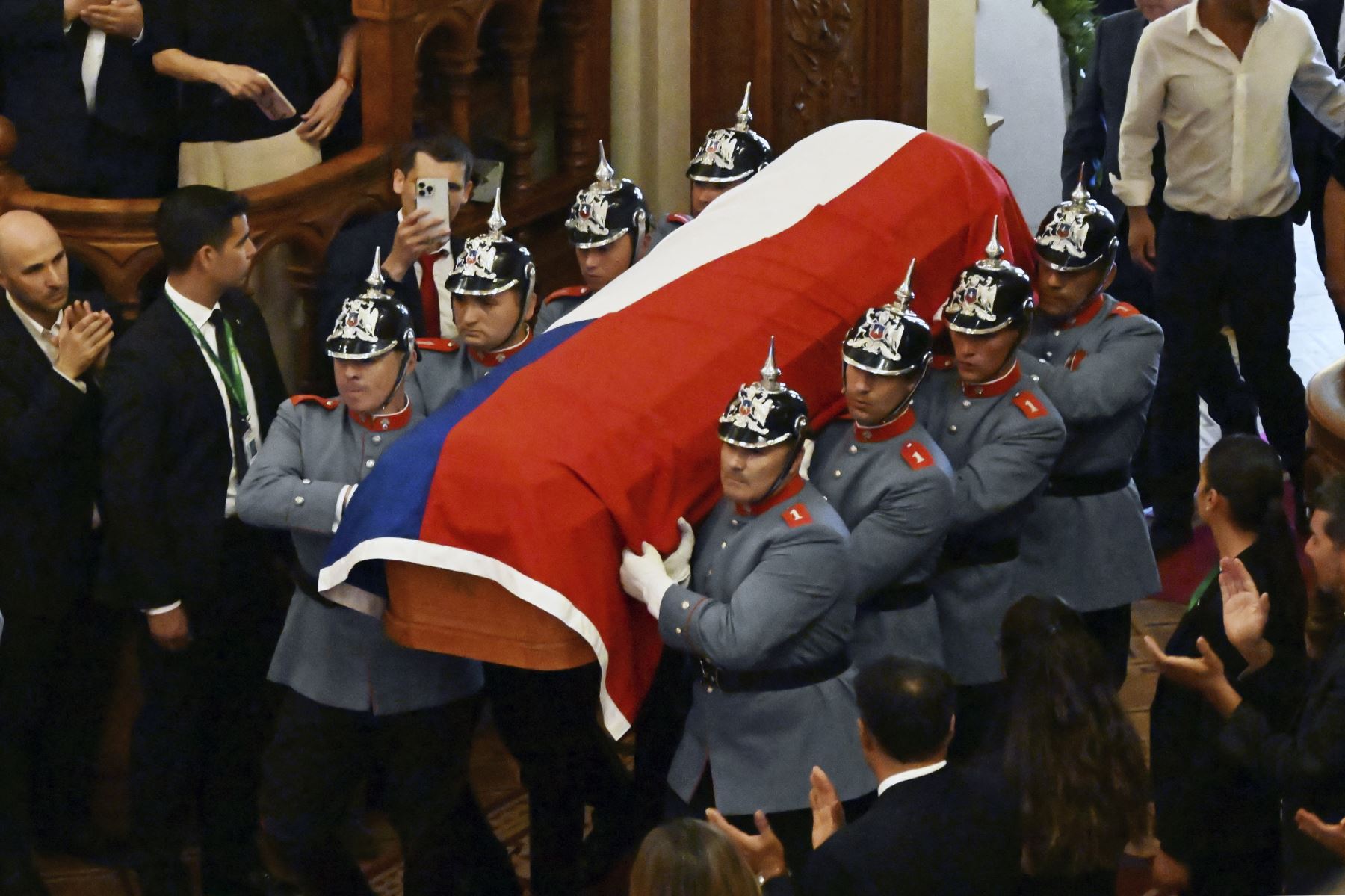 El Regimiento de Escolta Presidencial No. 1 "Granaderos" escolta el ataúd con el cuerpo del ex presidente chileno Sebastián Piñera en el Palacio del Congreso Nacional en Santiago.  Foto: ANDINA/AFP