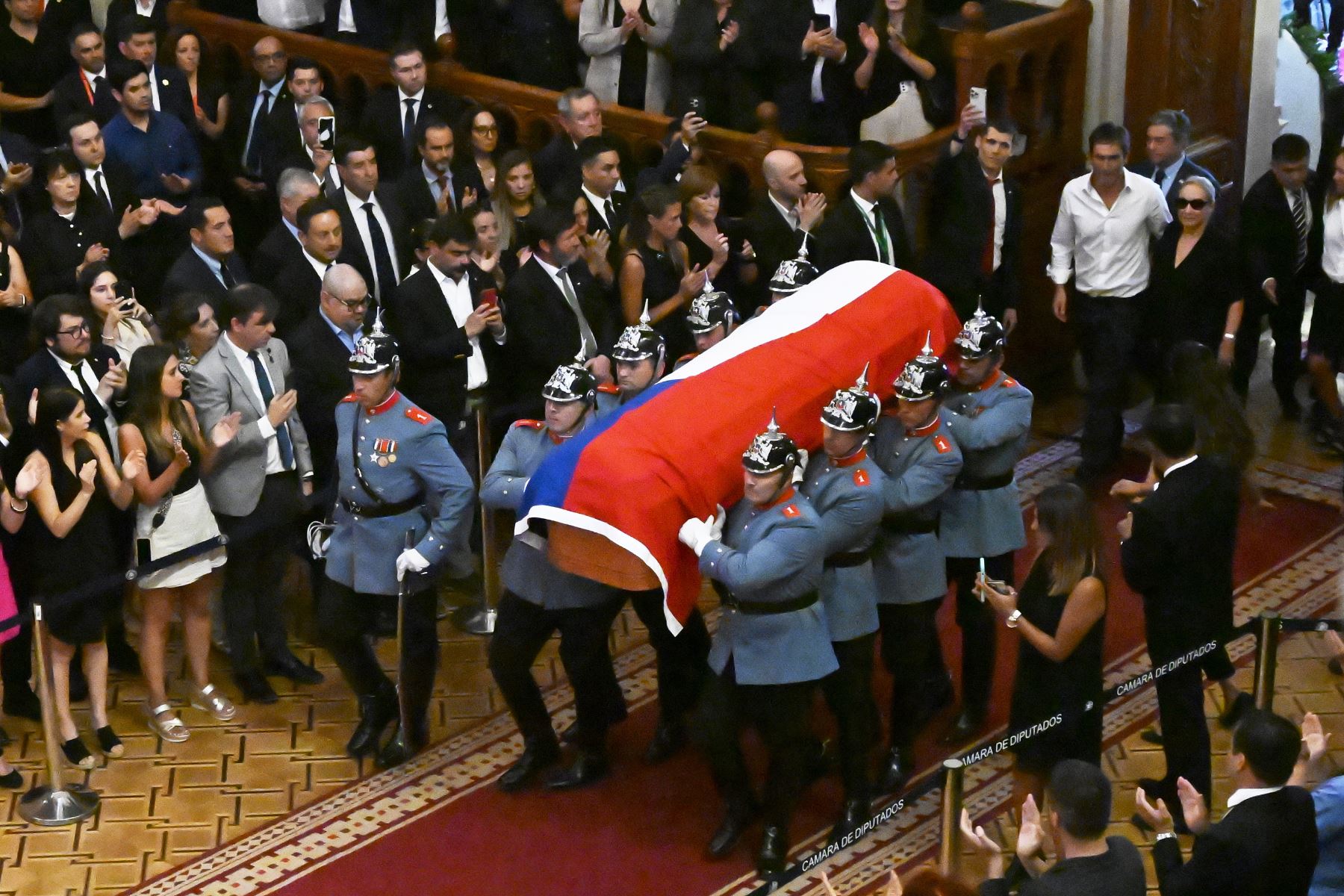 El Regimiento de Escolta Presidencial No. 1 "Granaderos" escolta el ataúd con el cuerpo del ex presidente chileno Sebastián Piñera en el Palacio del Congreso Nacional en Santiago. Foto: ANDINA/AFP