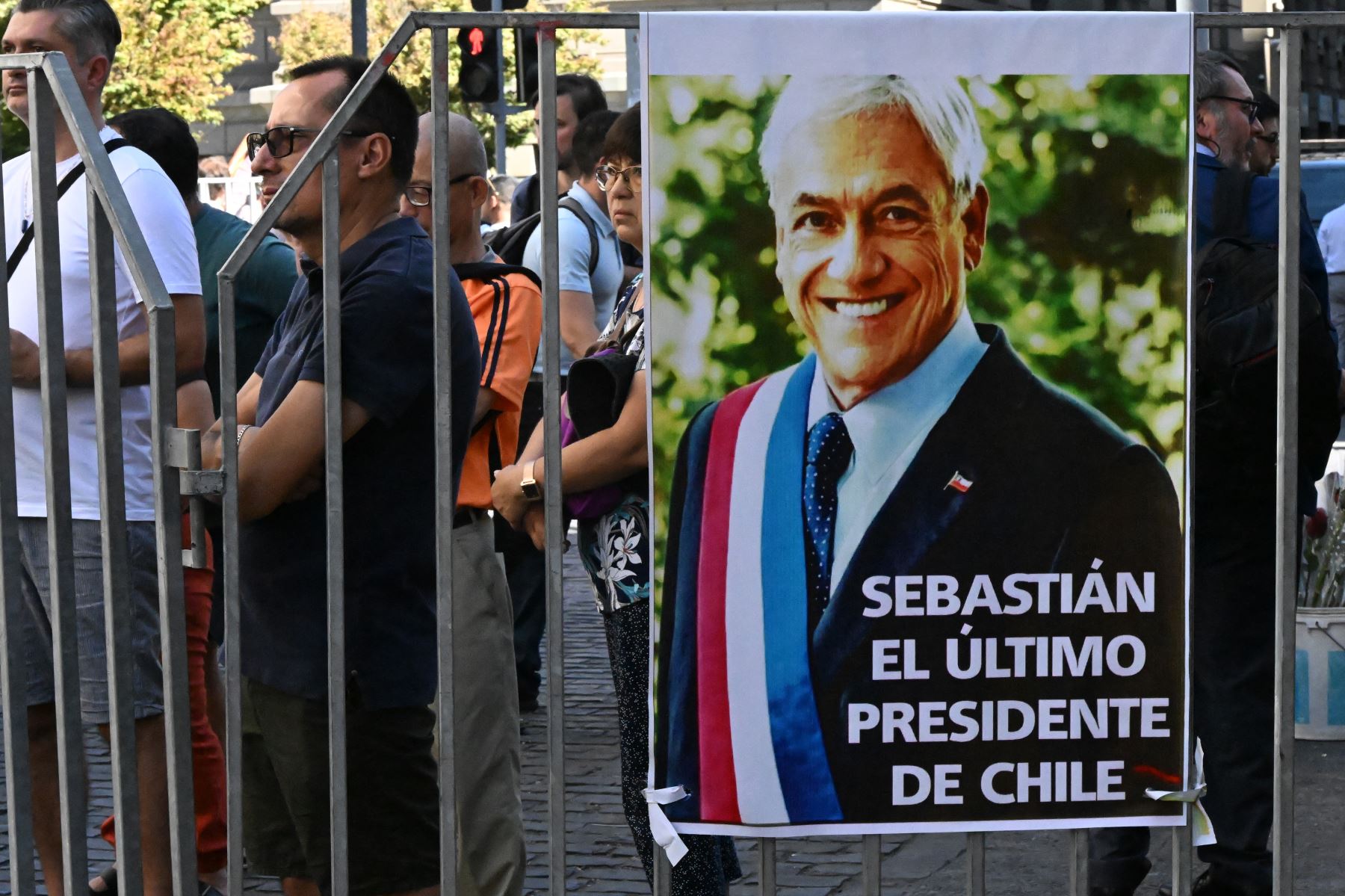 Un retrato del difunto ex presidente chileno Sebastián Piñera se ve afuera del Palacio del Congreso Nacional en Santiago. Foto: ANDINA/AFP