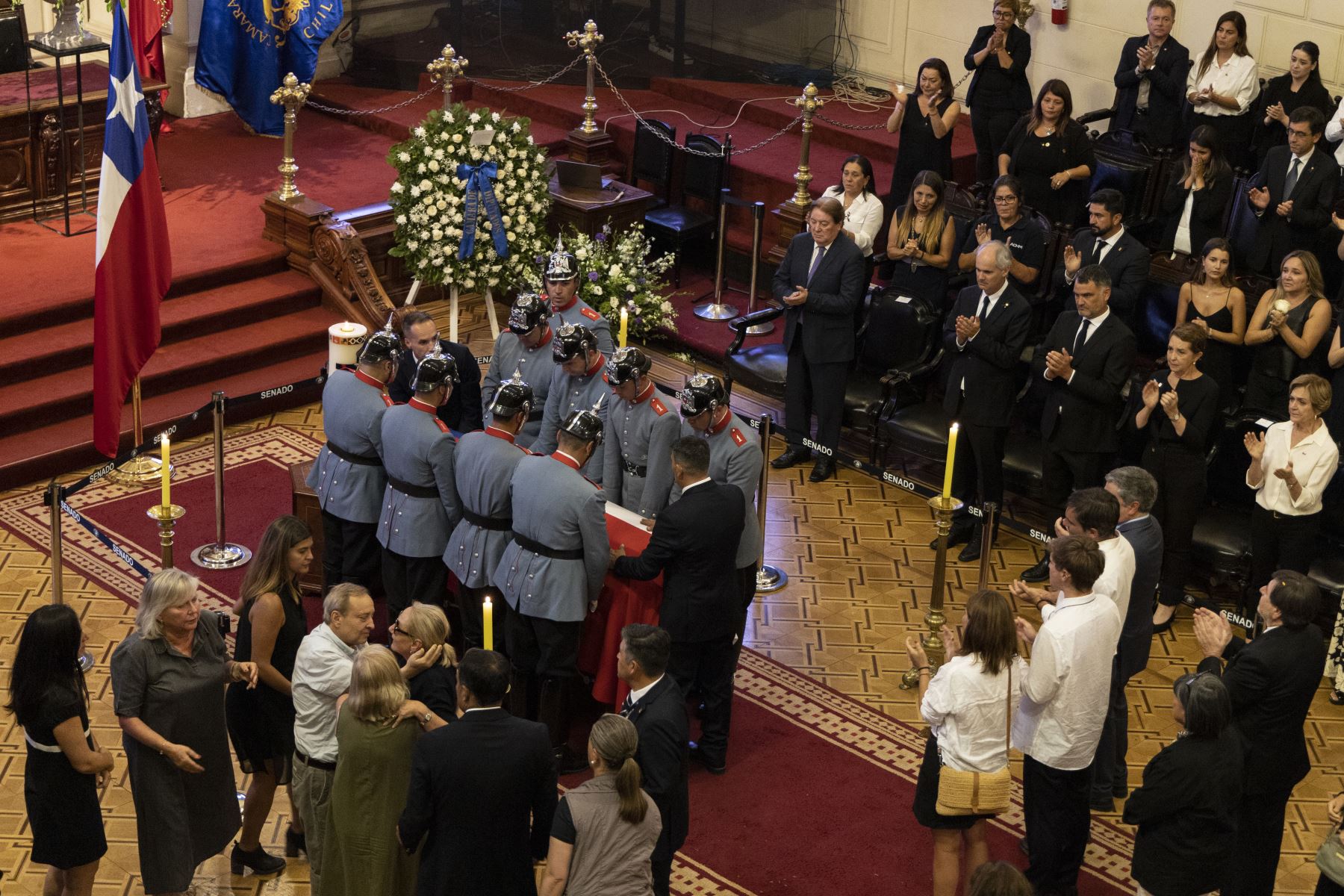 Agentes sostienen el ataúd con el cuerpo del expresidente de Chile Sebastián Piñera hoy, en la antigua sede del Congreso en Santiago. El cortejo fúnebre con los restos del expresidente de Chile Sebastián Piñera, llegaron a la antigua sede del Congreso, en el centro de la capital chilena, donde será velado y recibirá el último adiós de los chilenos previo al funeral de Estado previsto para el viernes. Foto: ANDINA/EFE