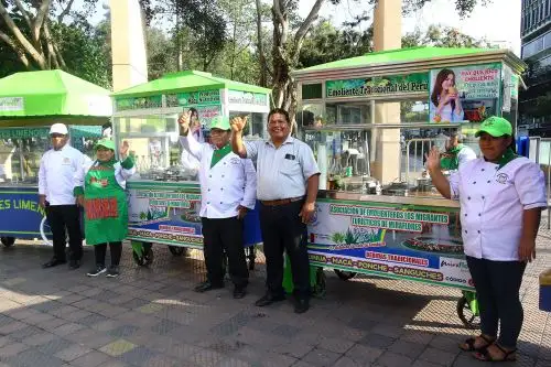 Licencias que tienen un año de vigencia fueron entregadas a decenas de comerciantes en el frontis del palacio municipal de Miraflores. Foto: ANDINA/Difusión