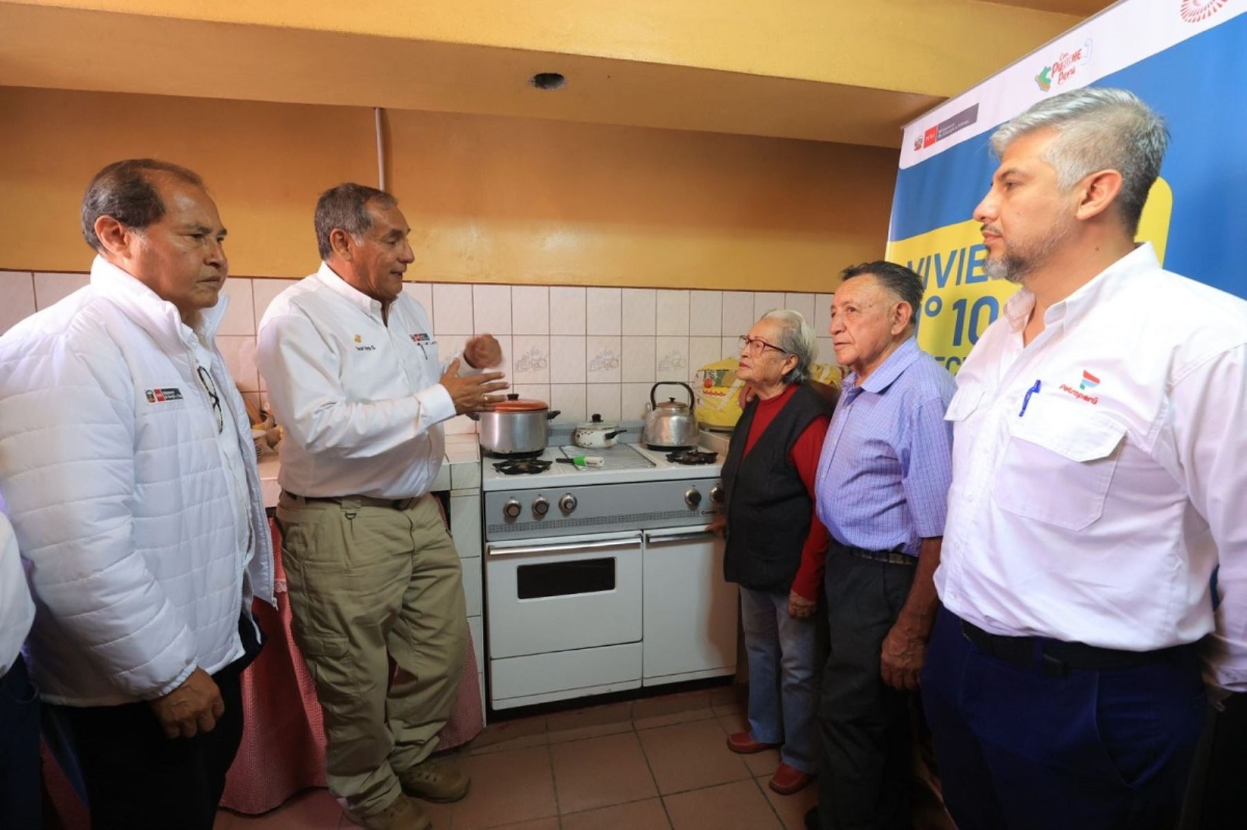 Ministro de Energía y Minas, Óscar Vera, visita familia arequipeña beneficiaria del gas natural. Foto: Cortesía.