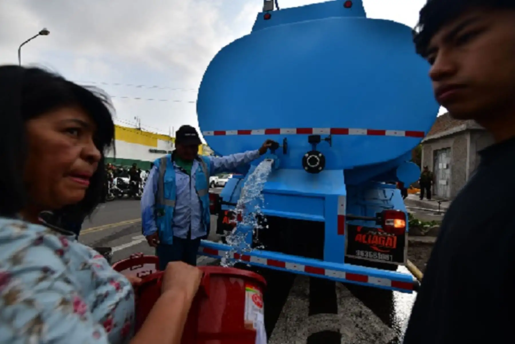 Los arequipeños empiezan a desesperarse por la falta de agua potable que se registra desde la víspera.