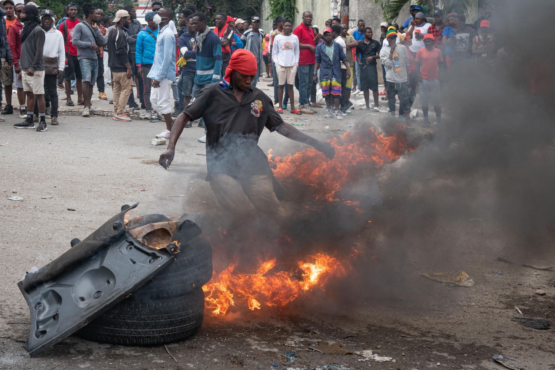 Manifestantes participan de una gran protesta antigubernamental este miércoles 7 de febrero en Puerto Príncipe (Haití). Foto: EFE.