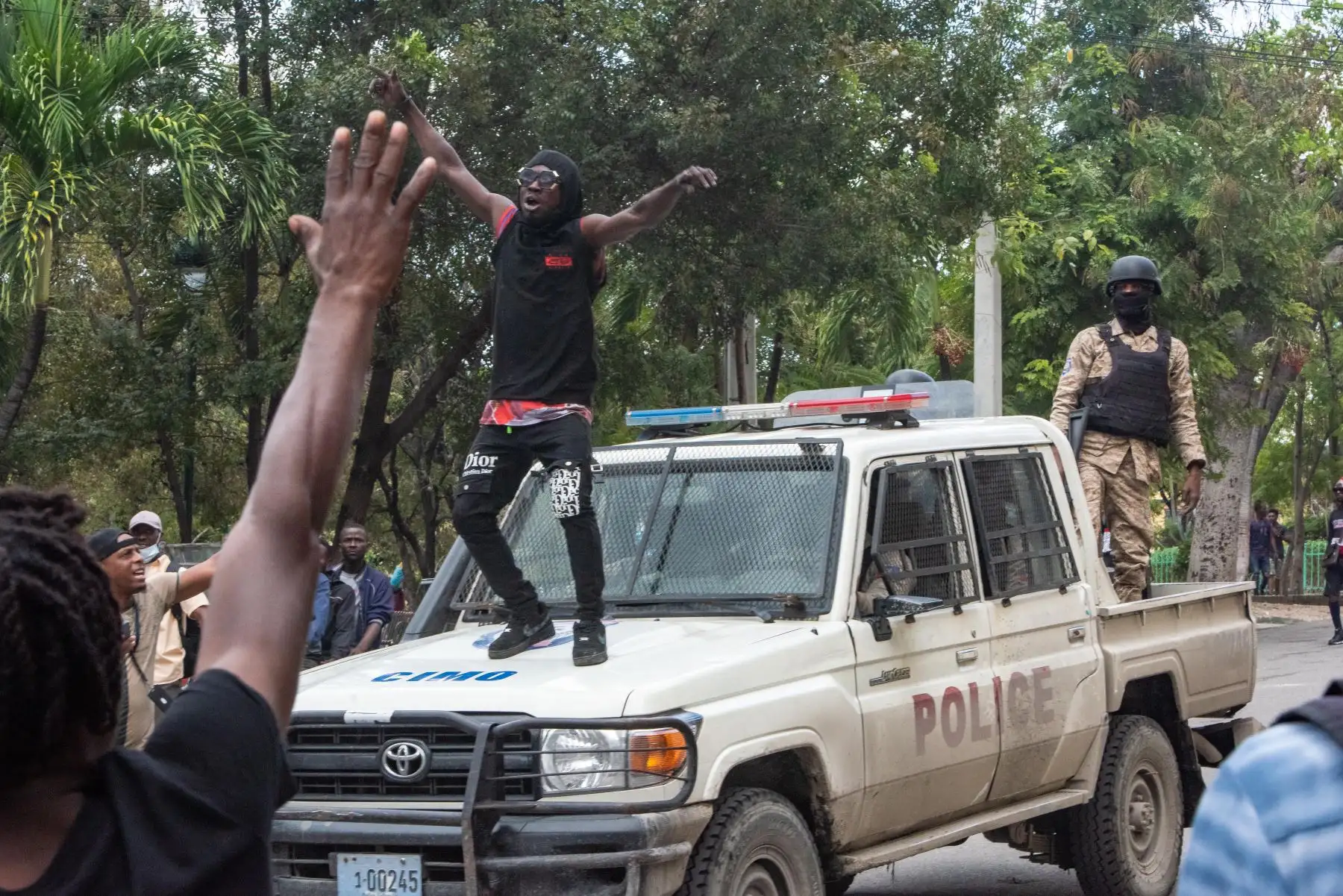 Manifestantes participan de una gran protesta antigubernamental hoy, en Puerto Príncipe (Haití). Al menos una persona murió este miércoles durante un ataque a una comisaría en Haití, donde numerosas ciudades amanecieron en medio de violentas protestas para exigir la salida del primer ministro, Ariel Henry. Foto: ANDINA/EFE