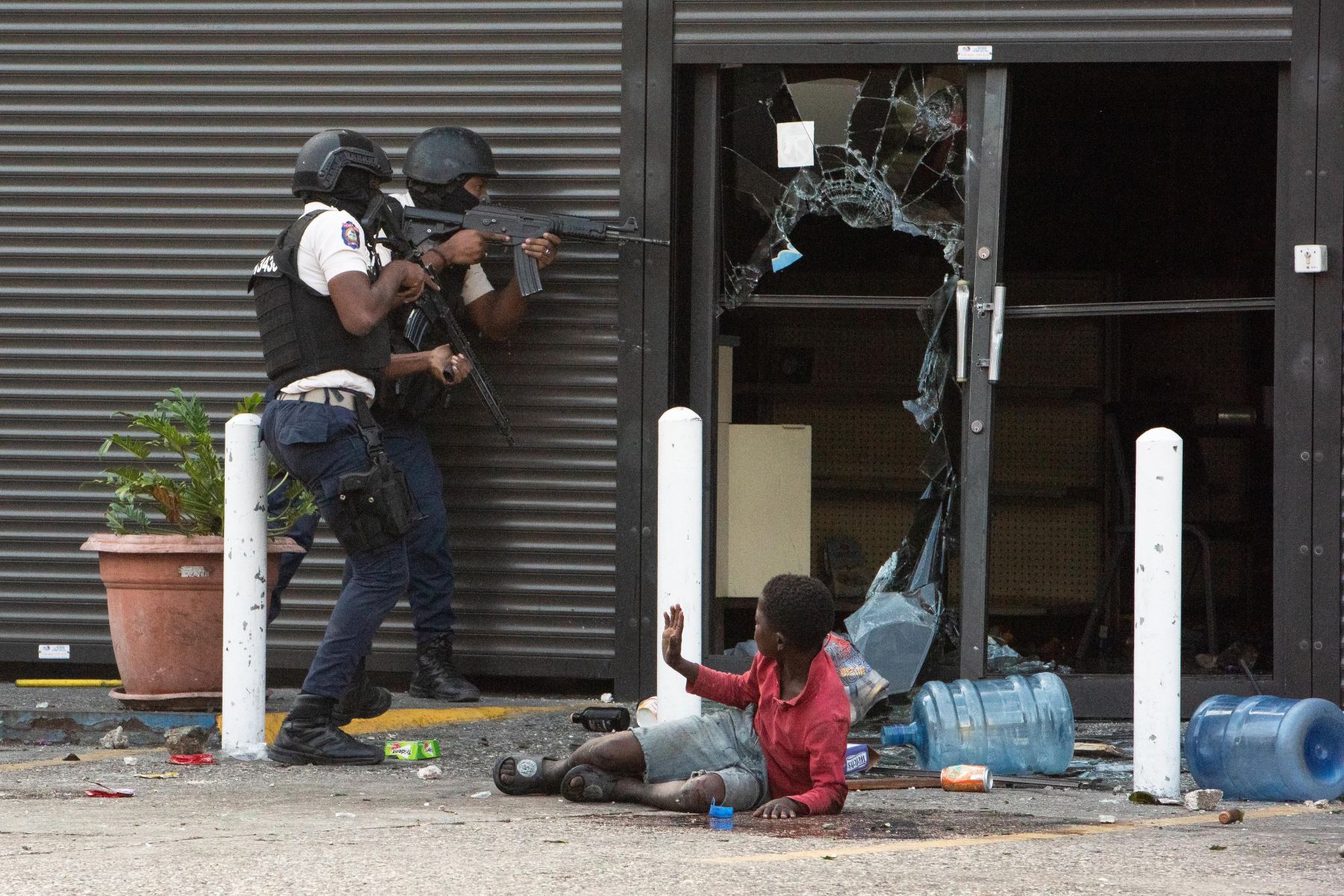 Policías repelen a saqueadores durante una gran protesta en febrero de 2024, en Puerto Príncipe. Foto: EFE