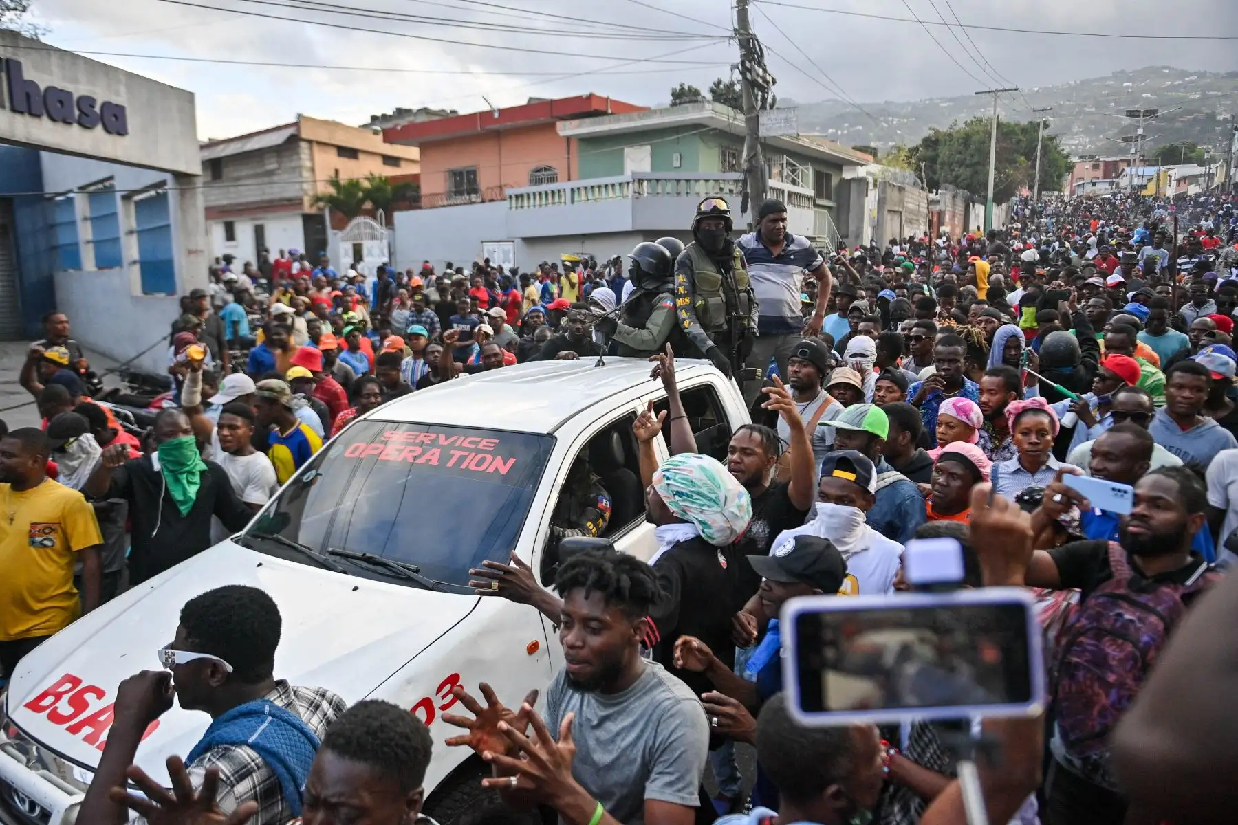 La gente celebra la llegada de la Brigada de Seguridad de Áreas Protegidas (BSAP), de la agencia paramilitar y ambiental, durante una manifestación que pide la salida del primer ministro haitiano, Ariel Henry. Foto: ANDINA/AFP