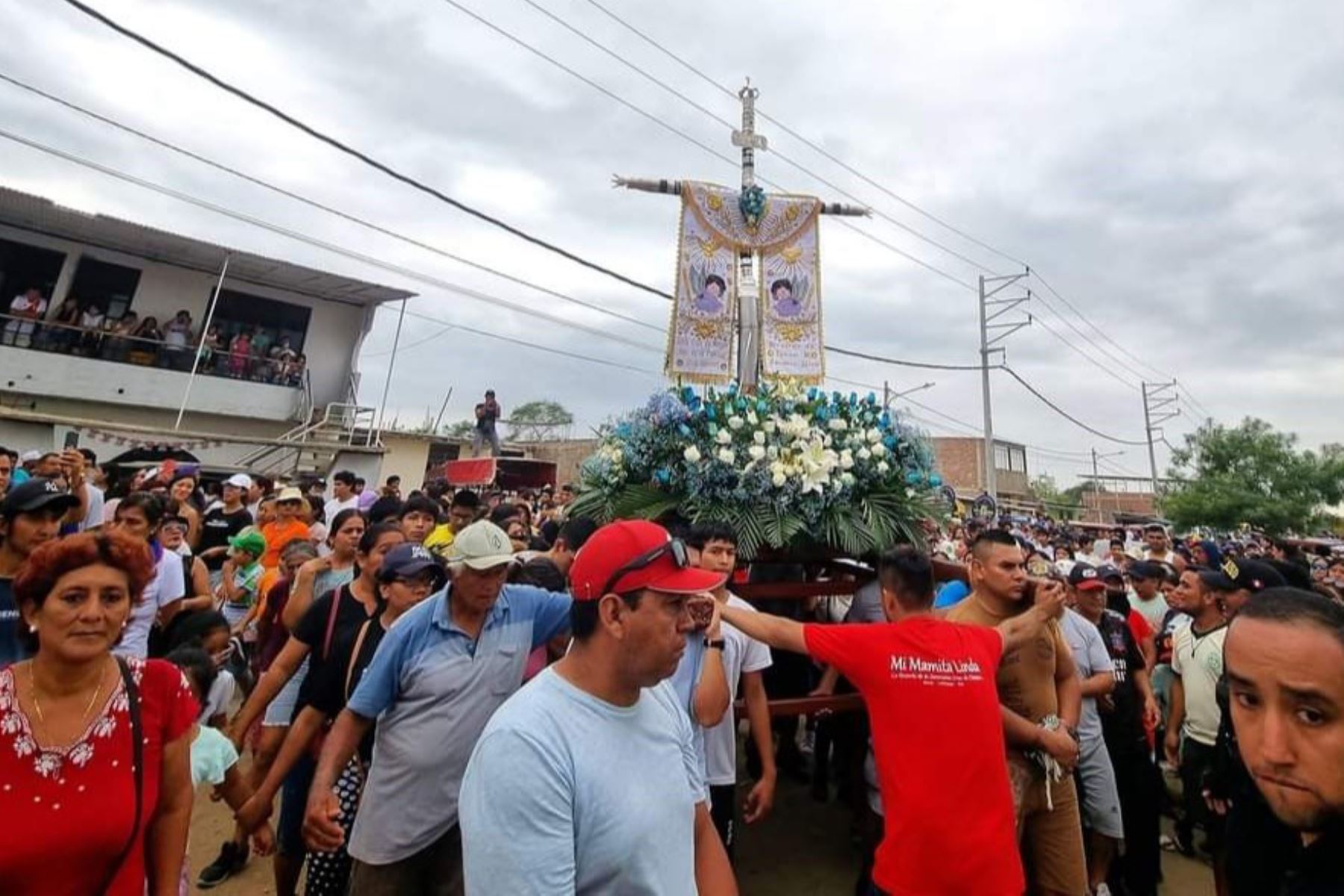 La venerada Cruz de Motupe recorrió en procesión las calles del distrito chiclayano. Foto: ANDINA/Difusión