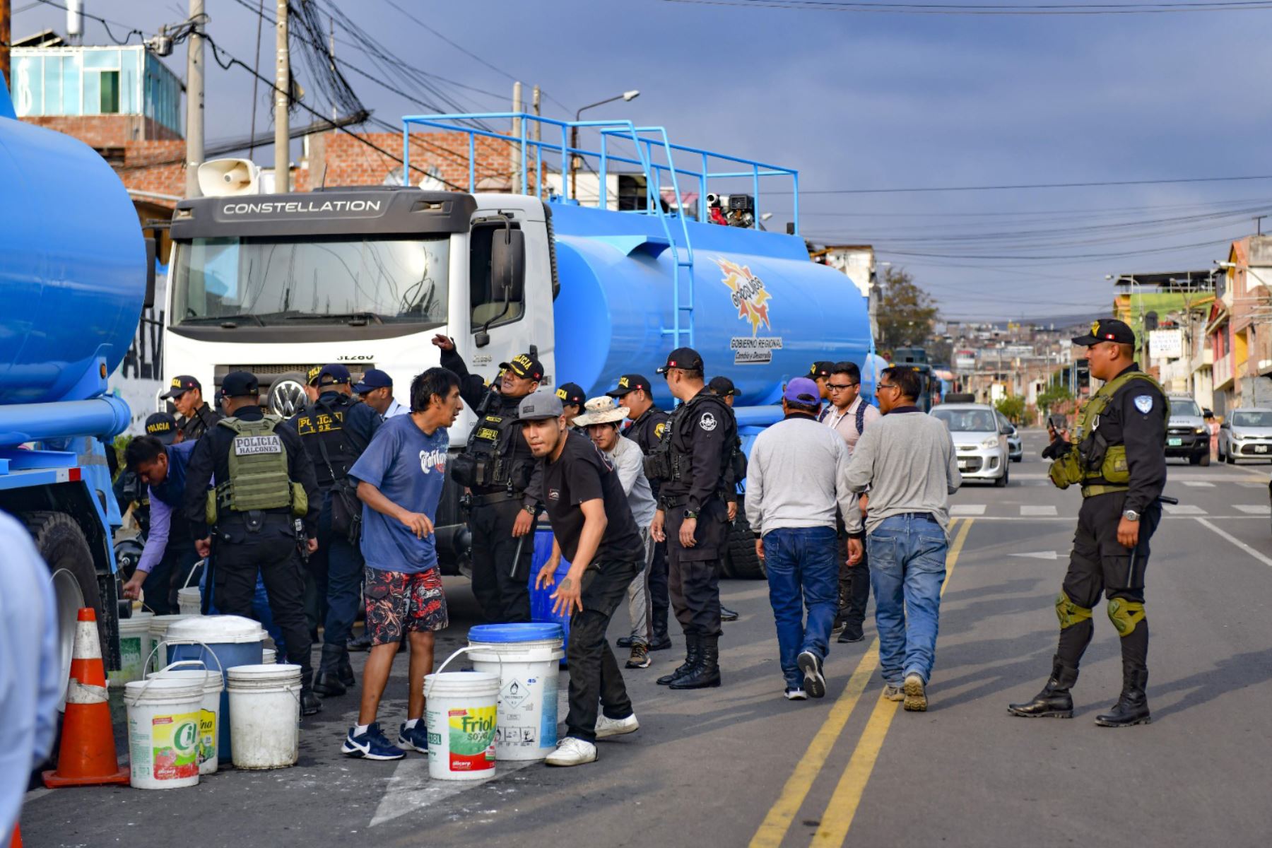 En varios sectores de Arequipa los camiones cisterna todavía abastecen de agua potable a la población mientras se espera la reanudación del servicio. ANDINA/Difusión