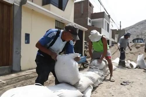 Huaico inundó calles de Chaclacayo tras fuerte lluvia que cayó esta madrugada; vecinos limpian restos del lodo. Foto: ANDINA/Daniel Bracamonte