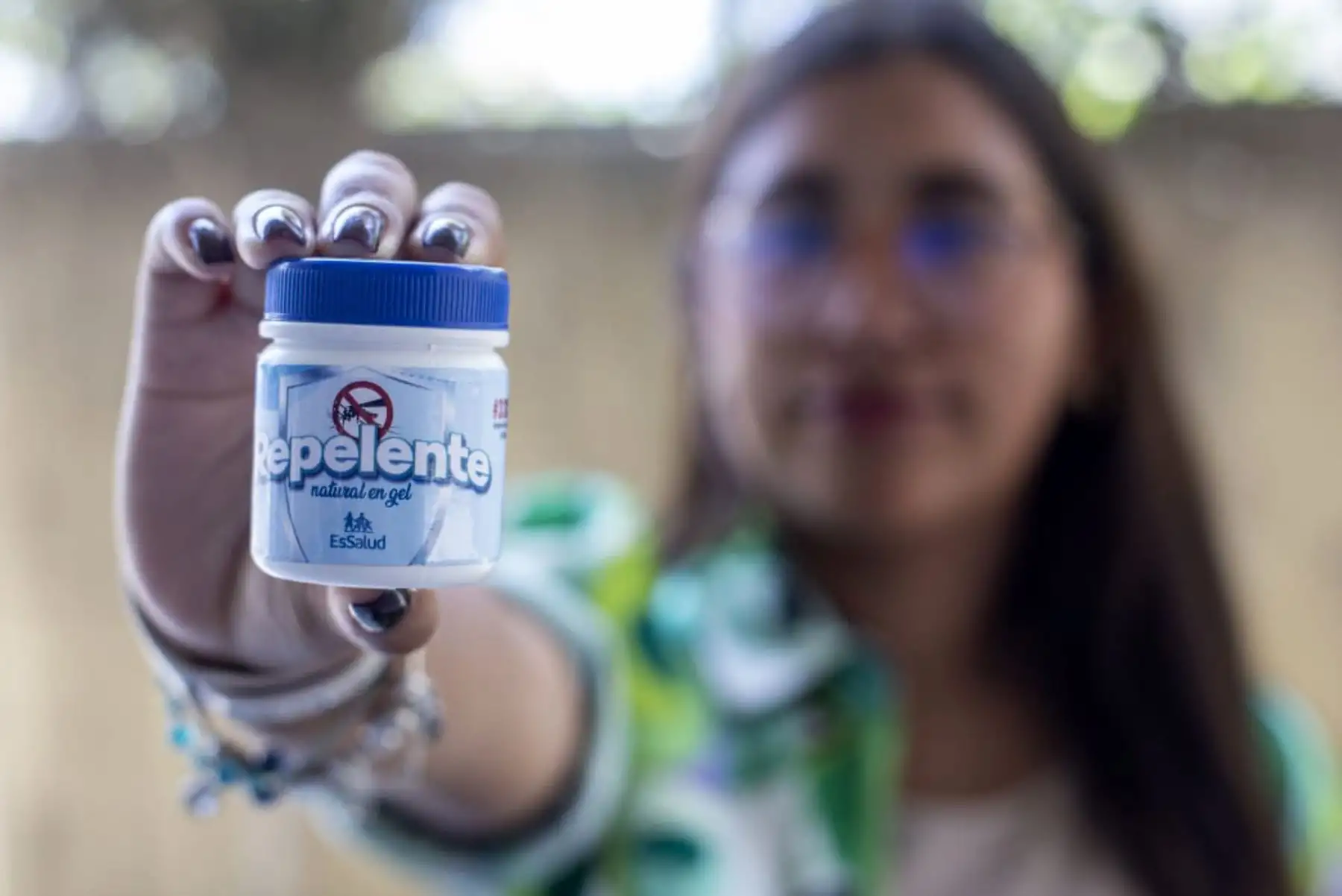 El repelente tiene una base de gel que permite tener mayor absorción y no deja residuos. ANDINA/ EsSalud.