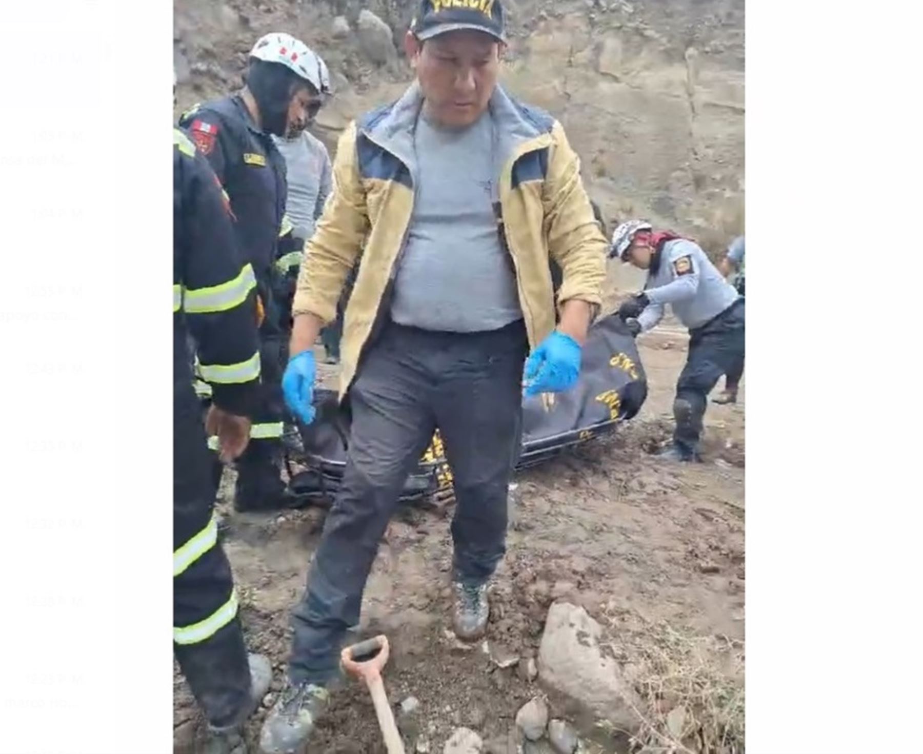 Policía Nacional rescata los cuerpos de tres personas, miembros de una familia, que perdieron la vida por un huaico en la carretera Arequipa - Puno.