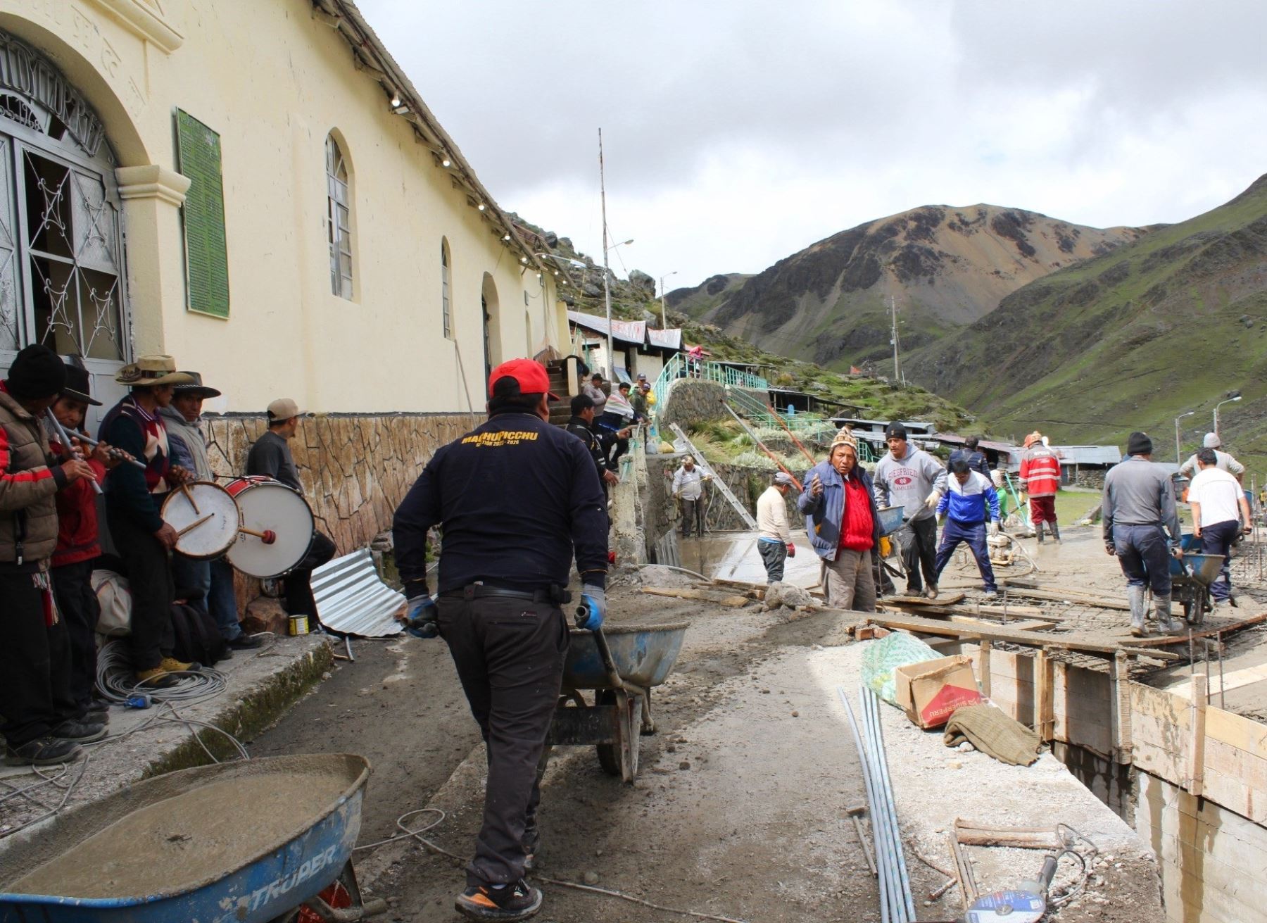 Peregrinos del Señor de Qoyllur Riti, en Cusco, culminaron atrio del santuario ubicado al pie del nevado Colquepunko y se preparan para el impresionante ritual que se celebra en junio. ANDINA/Difusión