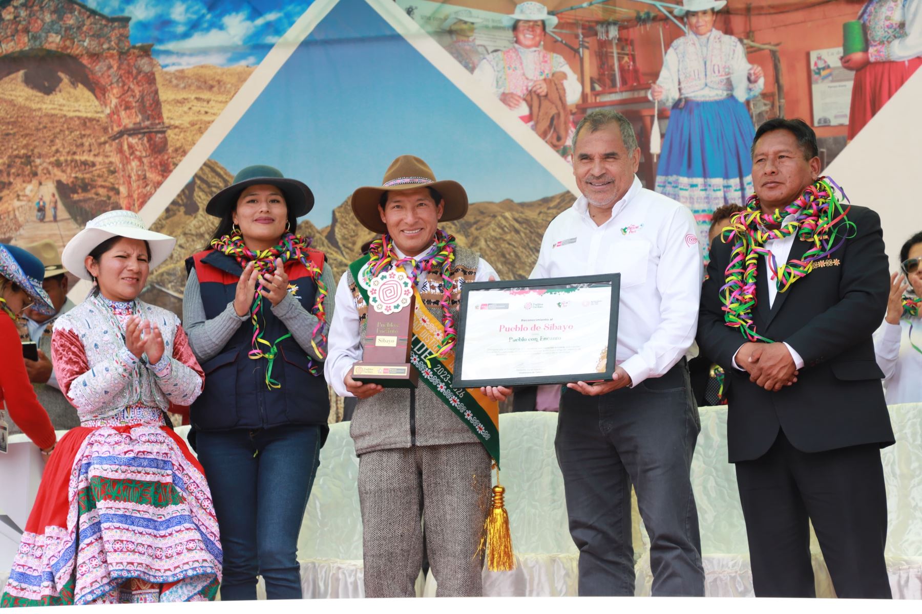 Titular del Mincetur, Juan Carlos Mathews, encabezó ceremonia de entrega de distinción "Pueblo con Encanto" a Sibayo, en Arequipa. ANDINA/Difusión