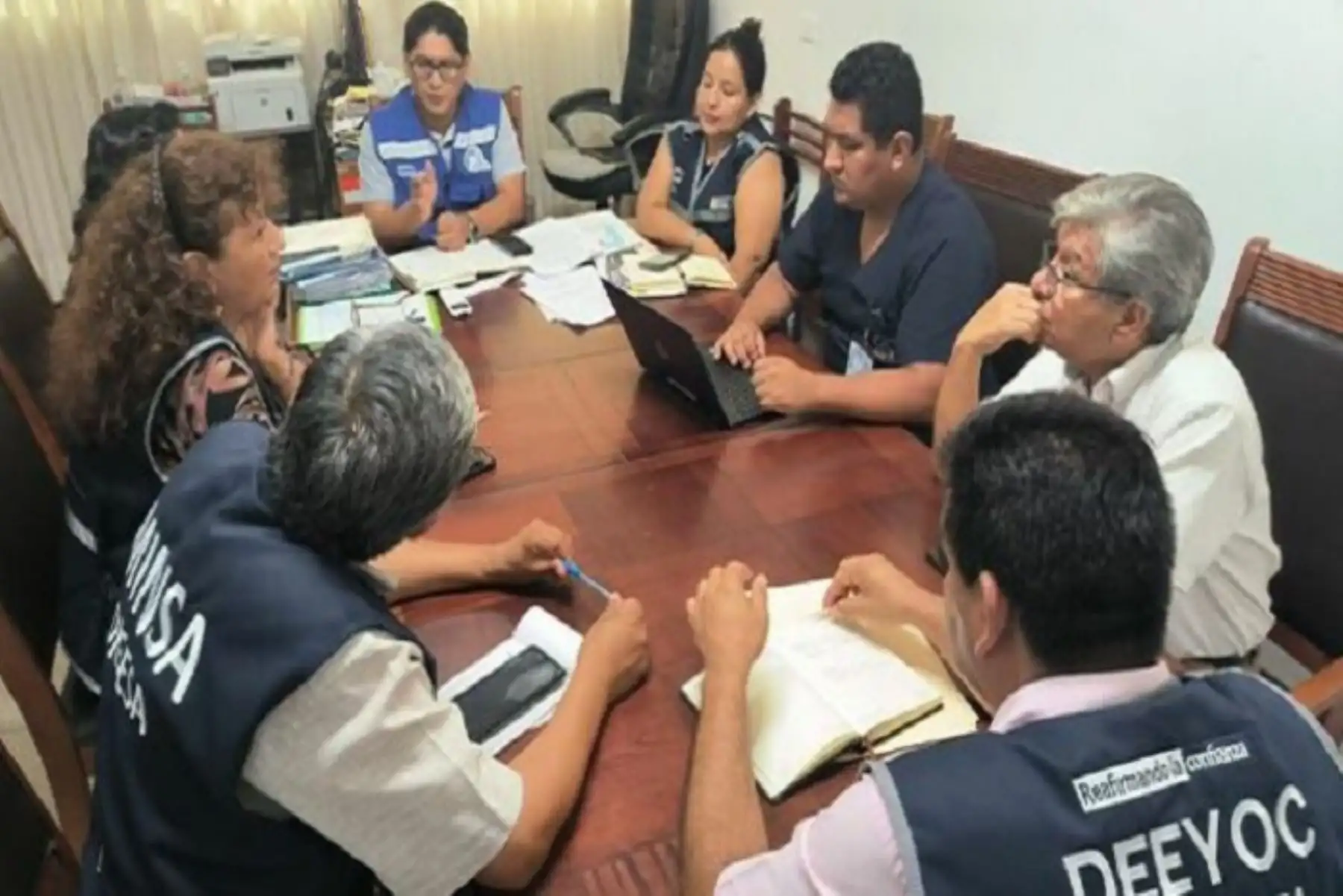 Los síntomas del dengue son fiebre alta, dolor de cabeza, dolor de ojos, sarpullido, dolor muscular y de articulaciones.