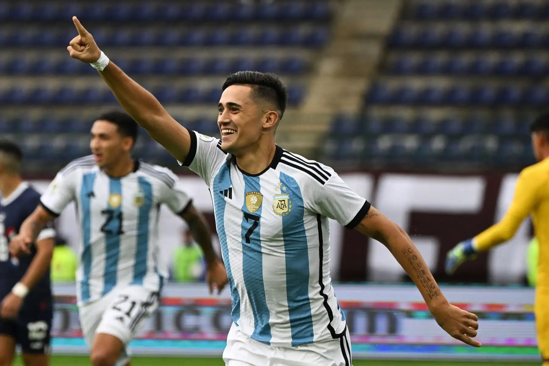 El argentino Pablo Solari celebra tras anotar durante el partido de fútbol del Torneo Preolímpico CONMEBOL Venezuela 2024 entre Argentina y Paraguay en el estadio Brígido Iriarte de Caracas. Foto: ANDINA/AFP