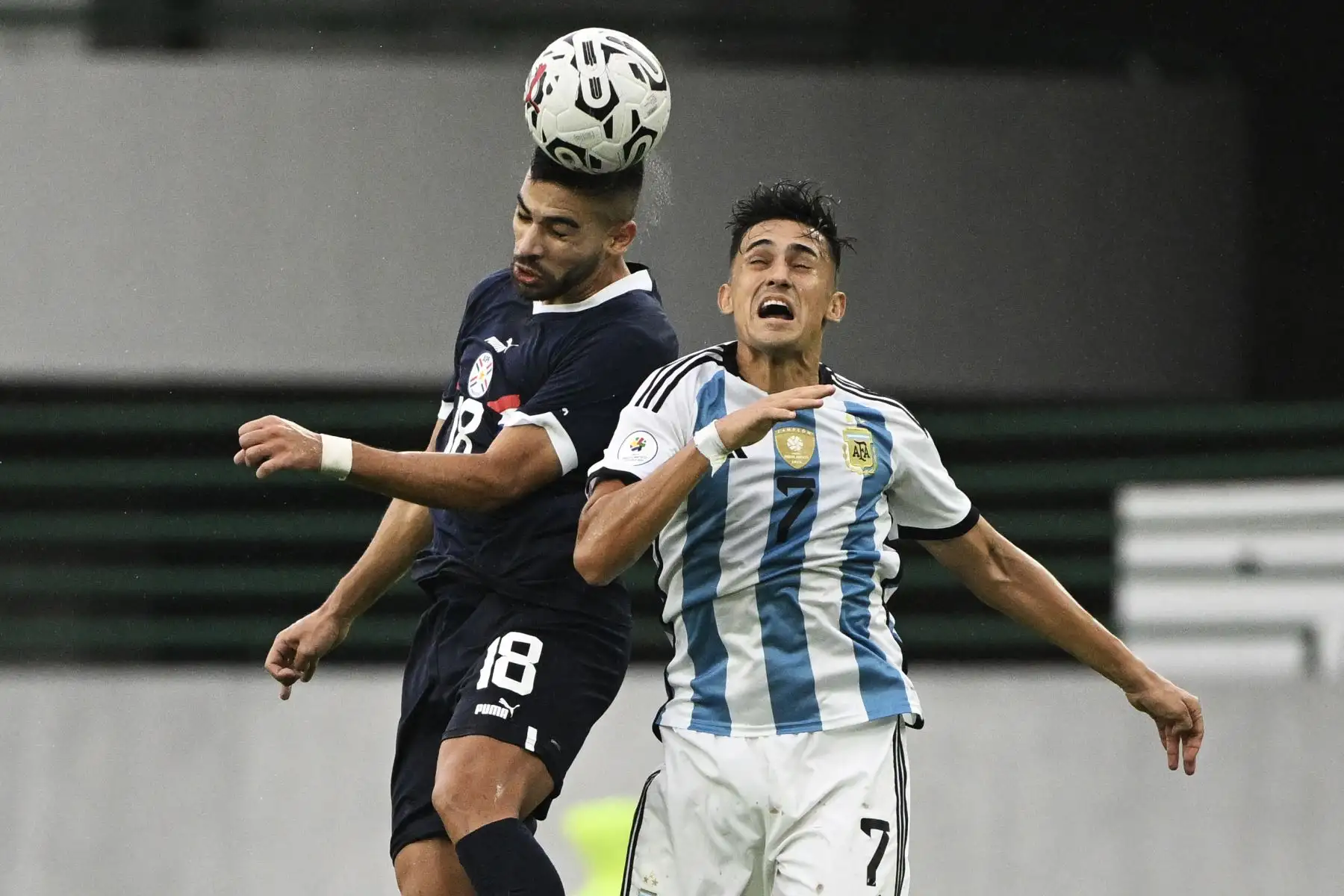 Leonardo Rivas de Paraguay y Pablo Solari de Argentina luchan por el balón durante el partido de fútbol del Torneo Preolímpico CONMEBOL Venezuela 2024 entre Argentina y Paraguay en el estadio Brígido Iriarte de Caracas. 
Foto: ANDINA /AFP