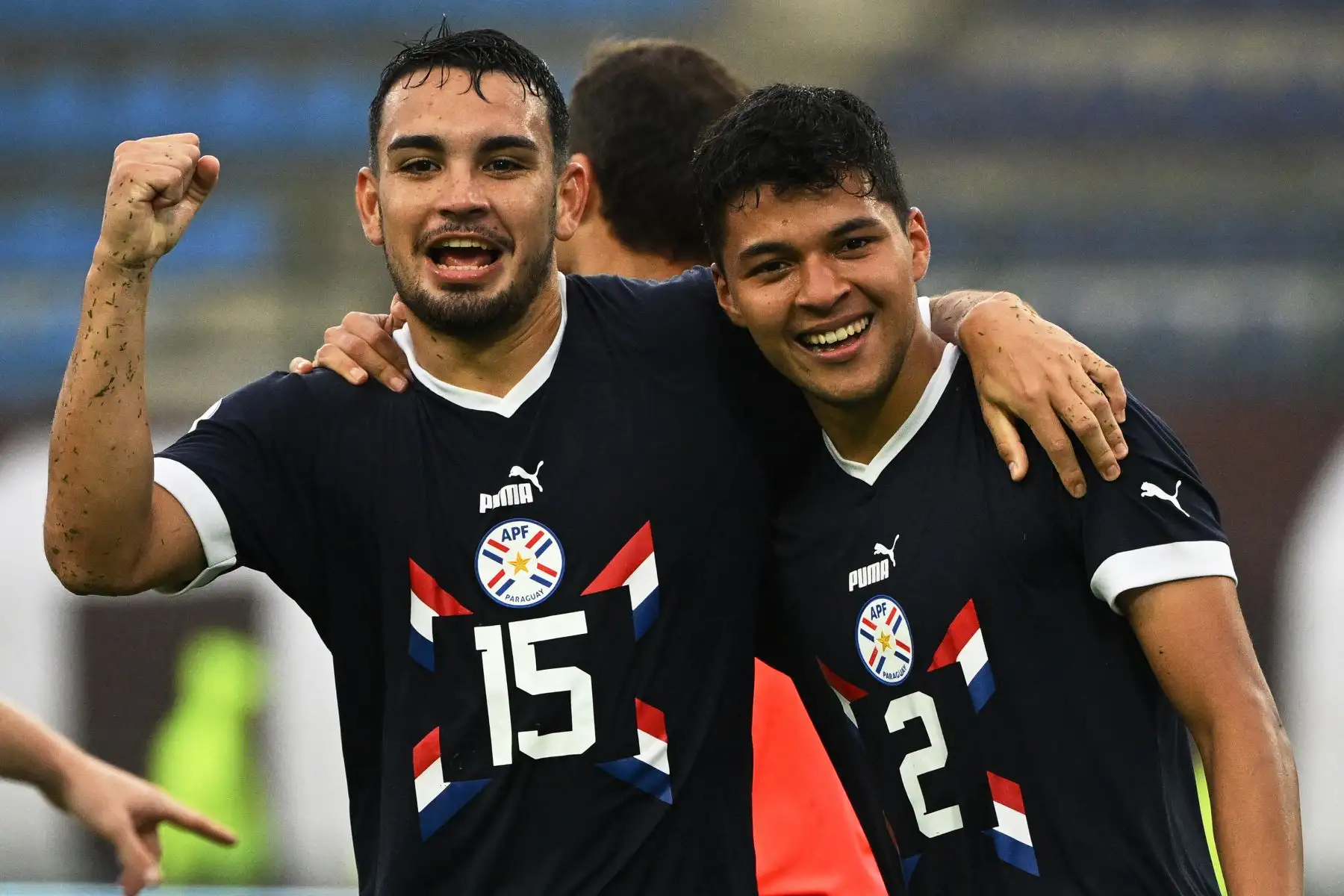 Alan Nuñez de Paraguay celebra con Fabrizio Peralta después de anotar durante el partido de fútbol del Torneo Preolímpico CONMEBOL Venezuela 2024 entre Argentina y Paraguay en el estadio Brígido Iriarte de Caracas. Foto: ANDINA/AFP