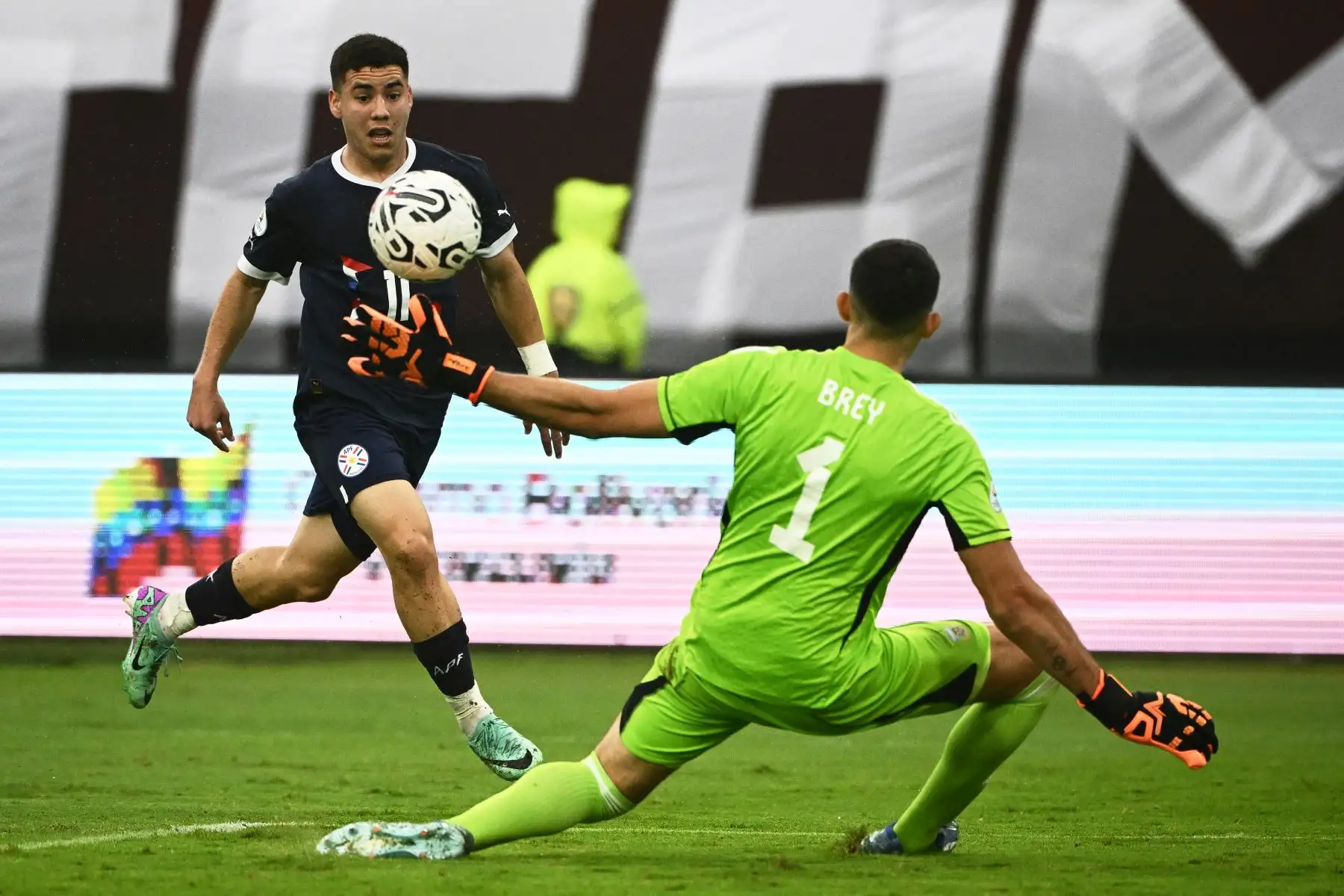 El paraguayo Enso González dispara para marcar un gol durante el partido de fútbol del Torneo Preolímpico CONMEBOL Venezuela 2024 entre Argentina y Paraguay en el estadio Brígido Iriarte de Caracas. Foto: ANDINA/AFP