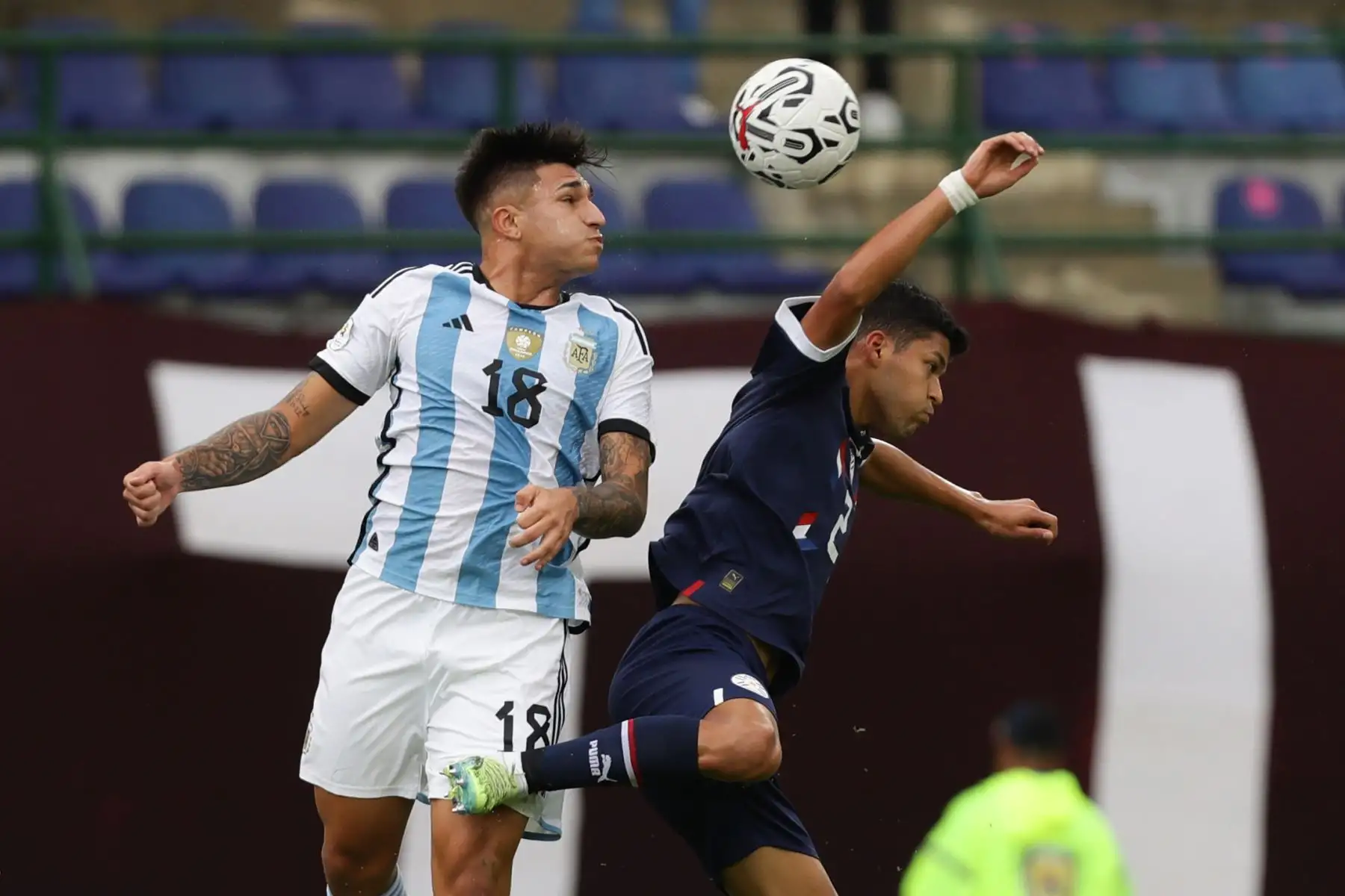 antiago Castro de Argentina disputa el balón con Alán Núñez de Paraguay hoy, en un partido del Torneo Preolímpico Sudamericano Sub-23 en el estadio Nacional Brígido Iriarte en Caracas. Foto: ANDINAEFE