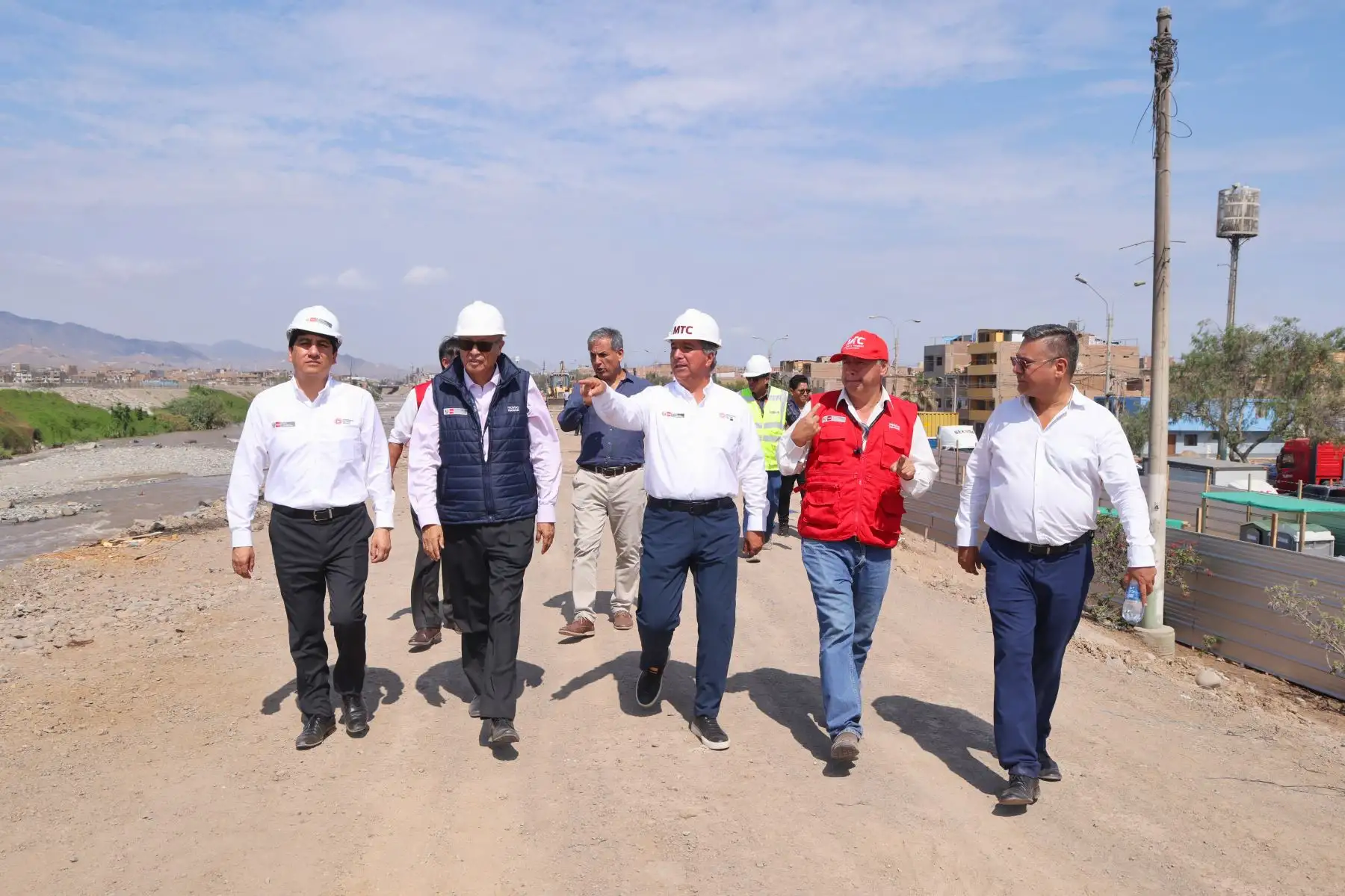 El ministro Raúl Perez Reyes supervisó zonas donde se implementarán accesos hacia el nuevo aeropuerto Jorge Chávez. A través de Provias Nacional, se instalarán dos puentes temporales, de más de 80 metros de longitud.
 Foto: ANDINA/MTC