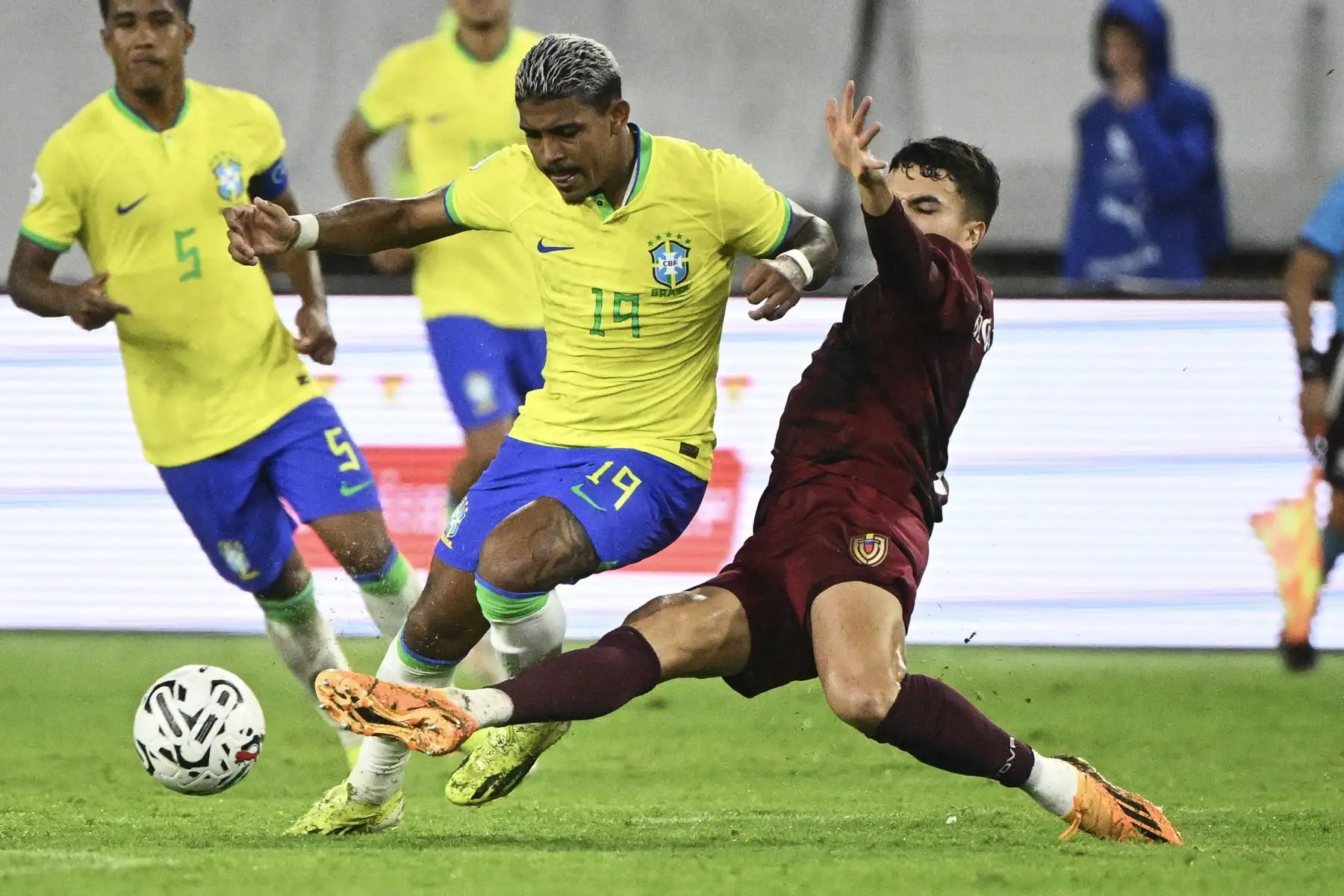John Kennedy de Brasil y Rafael Uzcategui de Venezuela luchan por el balón durante el partido de fútbol del Torneo Preolímpico CONMEBOL Venezuela 2024 entre Venezuela y Brasil en el estadio Brígido Iriarte de Caracas. 
Foto: ANDINA /AFP