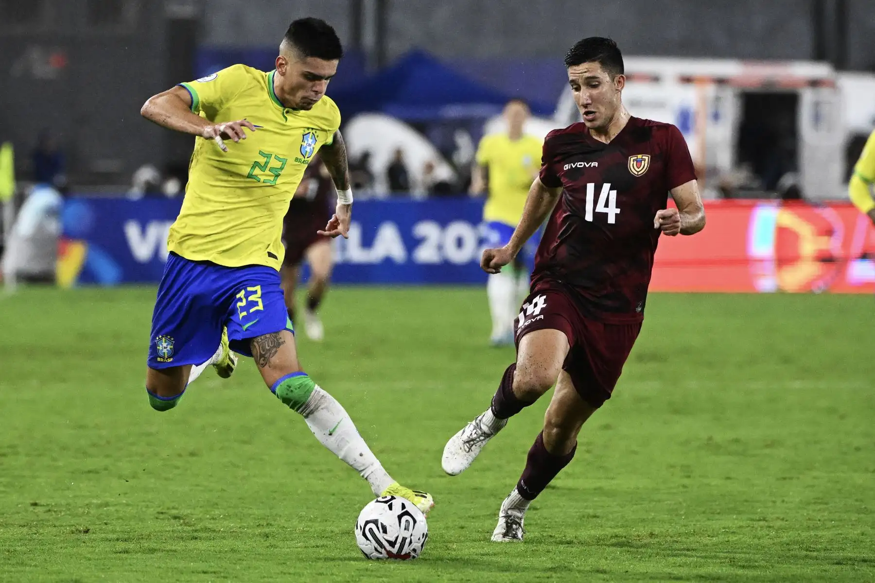 El brasileño Gabriel Pec y el venezolano Carlos Faya  luchan por el balón durante el partido de fútbol del Torneo Preolímpico CONMEBOL Venezuela 2024 entre Venezuela y Brasil en el estadio Brígido Iriarte de Caracas. Foto: ANDINA /AFP