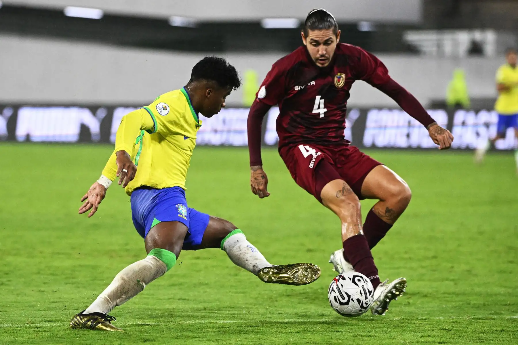 El brasileño Endrick y el venezolano Andrés Ferro luchan por el balón durante el partido de fútbol del Torneo Preolímpico CONMEBOL Venezuela 2024 entre Venezuela y Brasil en el estadio Brígido Iriarte de Caracas. Foto:ANDINA/AFP